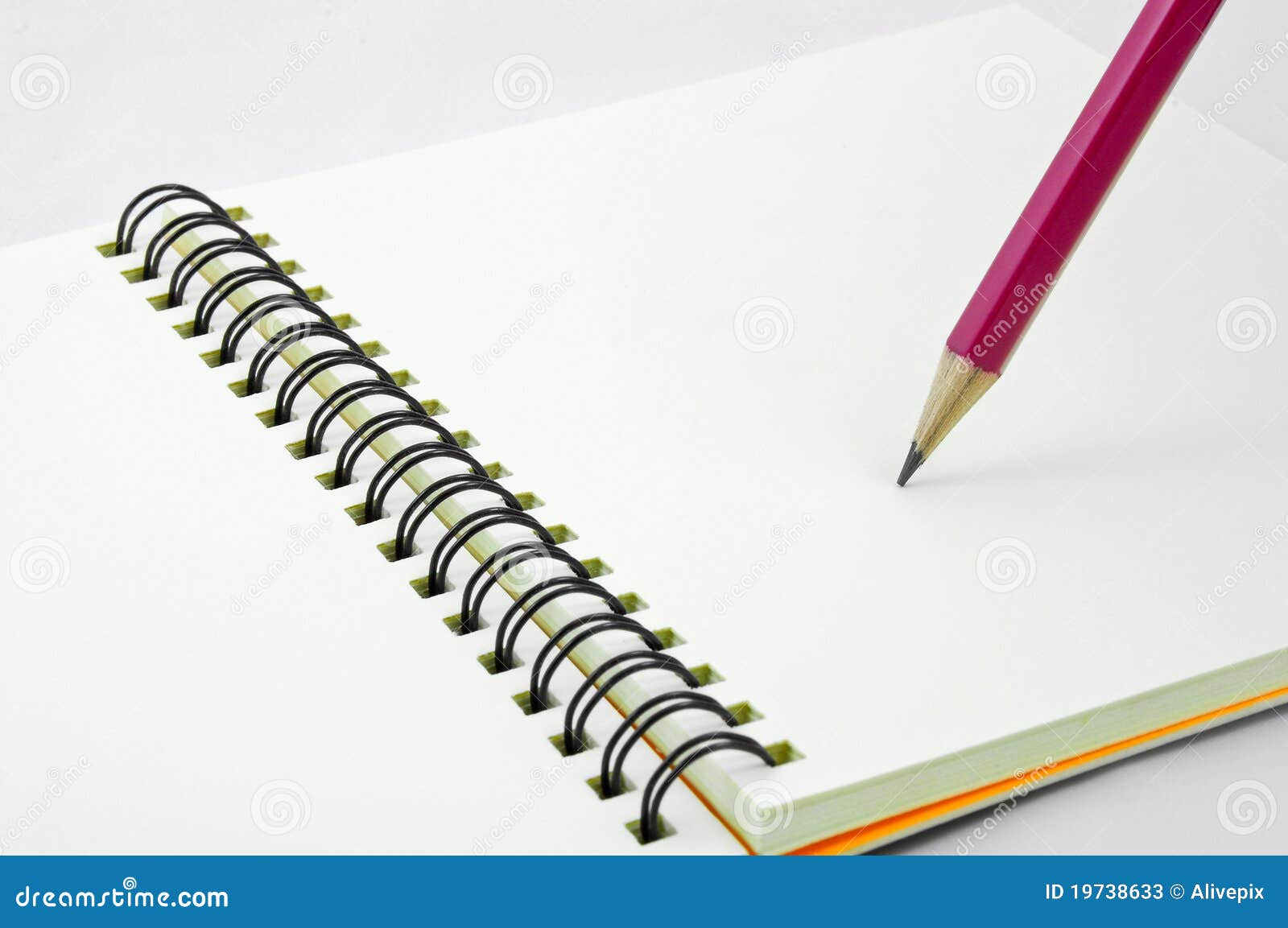 Blank red för blyertspenna för sida för bokanmärkning öppnad