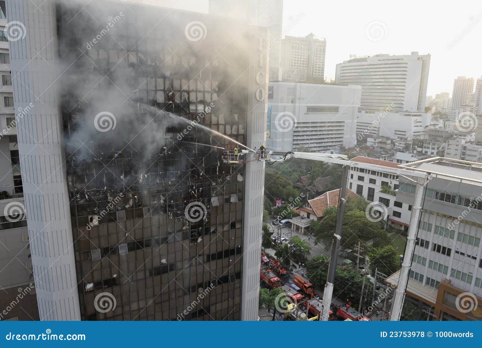 Blasku blokowych strażaków biurowy sprzęt. 5 2012 administraci asoke Bangkok blasku bma budynku przyczyna centre miasta fico strażaków dochodzenie wszczynającego marszu wielkomiejskiego drogowego sprzęt Thailand