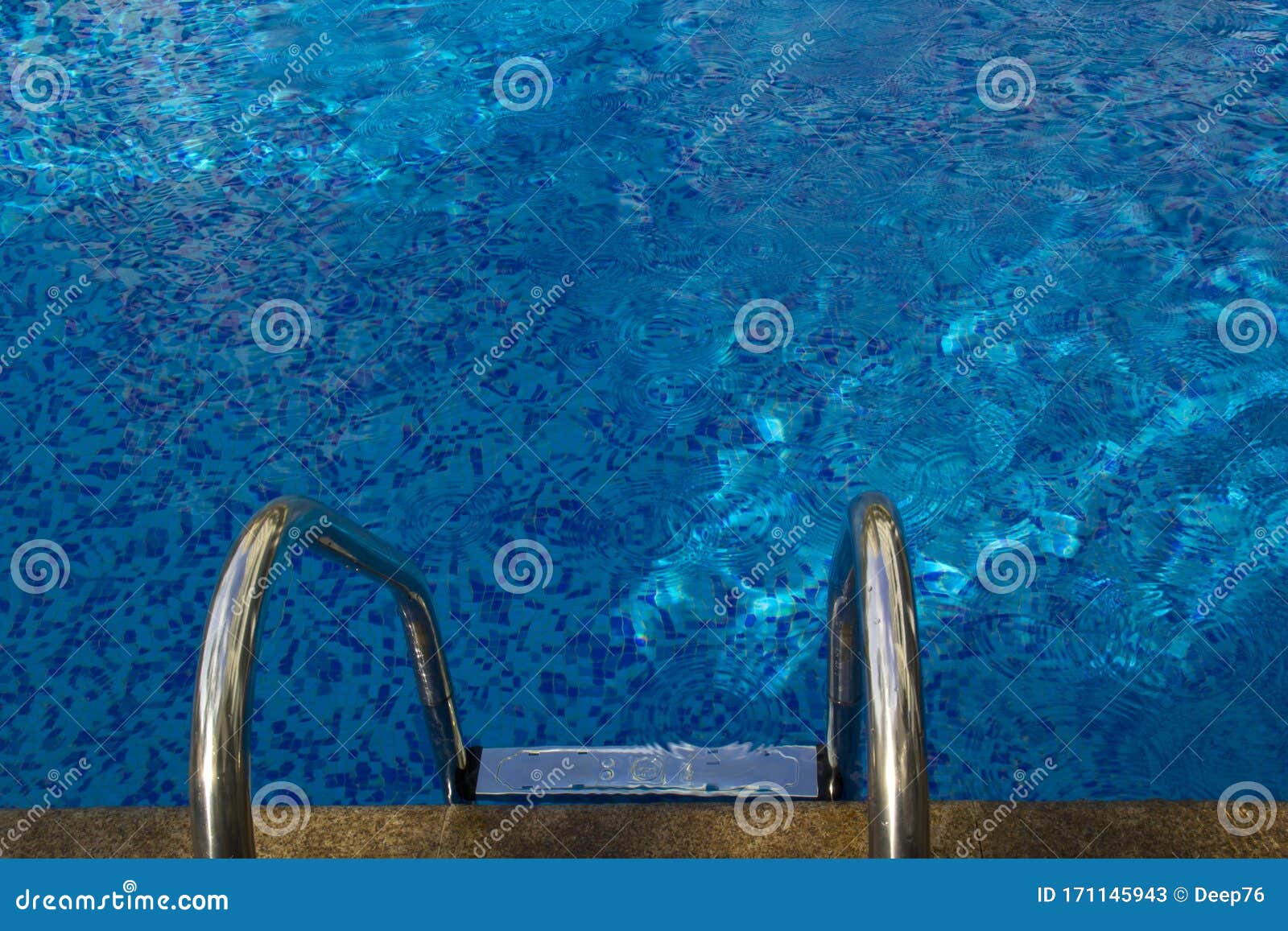 Blau Und Klares Wasser Im Swimmingpool Stockbild Bild Von Entspannung Stuhl 171145943