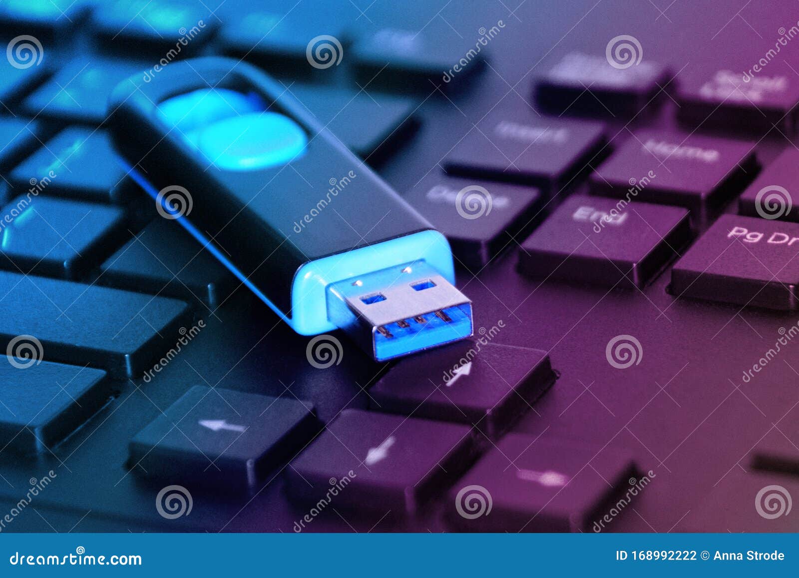 Blau 3 0 USB-Blitz Auf Einer Computertastatur - Mit Lila Bläulichem Licht  Getönt Stockfoto - Bild von verbinden, computer: 168992222