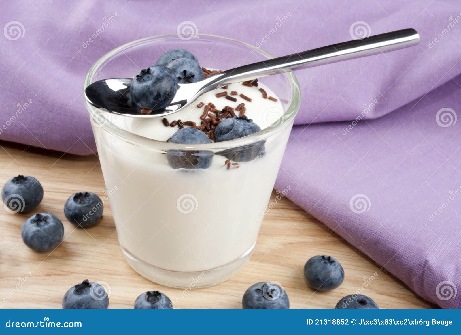 Blaubeeren Mit Frischem Joghurt Stockfoto - Bild von gekühlt, fruchtig ...