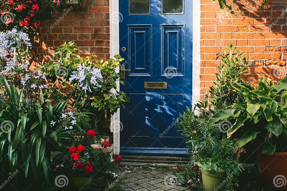 Blaue Eingangstür Und Ziegelwände Fassade Eines Schönen Landhauses Mit