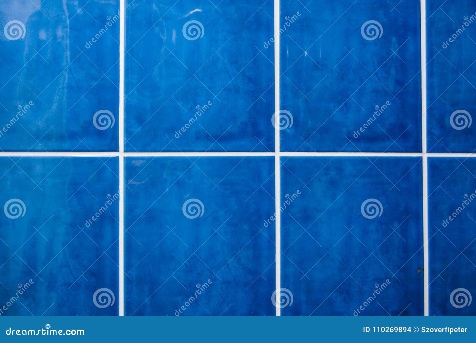 Blaue Fliesen Im Badezimmer Stockfoto - Bild von fliesen, badezimmer