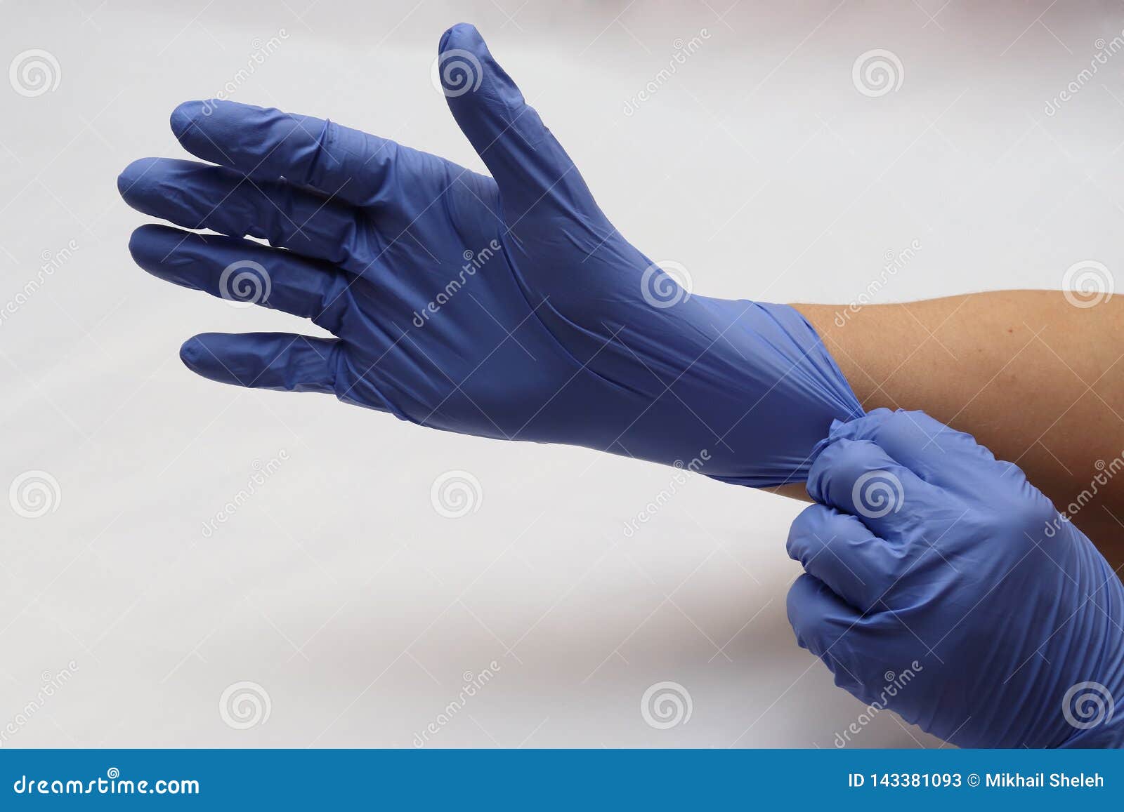 Blaue Handschuhe An Hand Spritze Mit Einer Nadel Vorbereitung Fur Die Einspritzung Der Droge Stockbild Bild Von Droge Spritze
