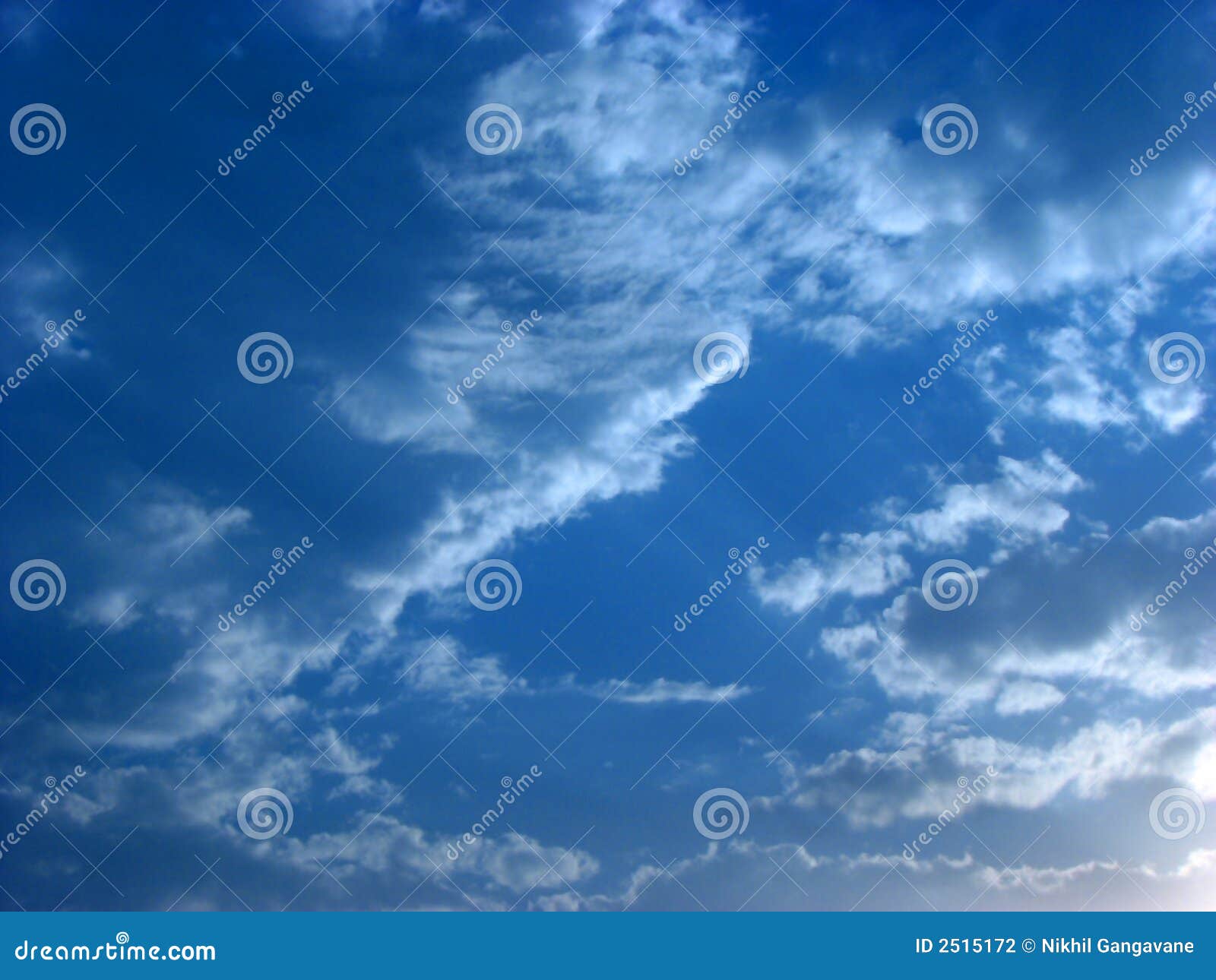 Blaue Himmel. Eine schöne Abbildung der bewölkten blauen Himmel