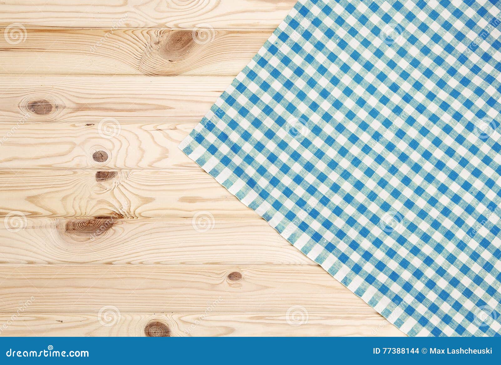 Blaue Karierte Tischdecke Auf Holztisch Stockfoto - Bild von leuchte