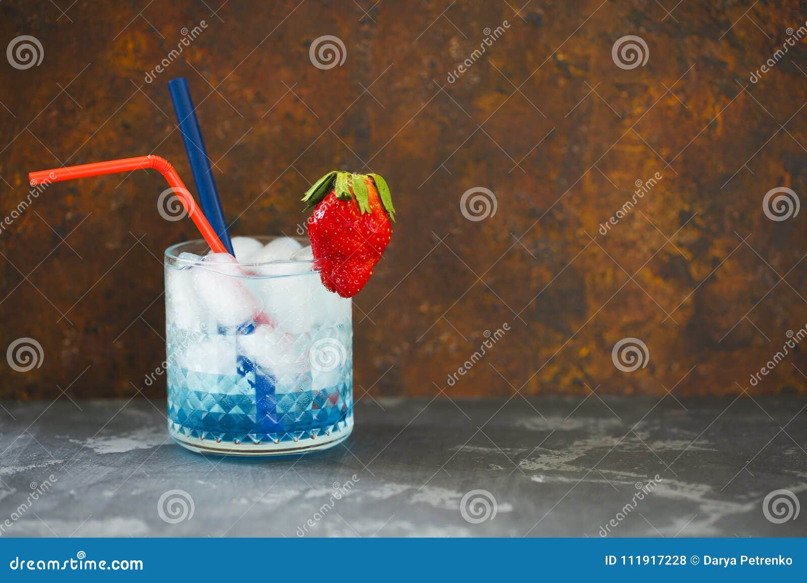Blaue Lagune Des Cocktails Auf Dem Dunklen Hintergrund Stockfoto - Bild ...