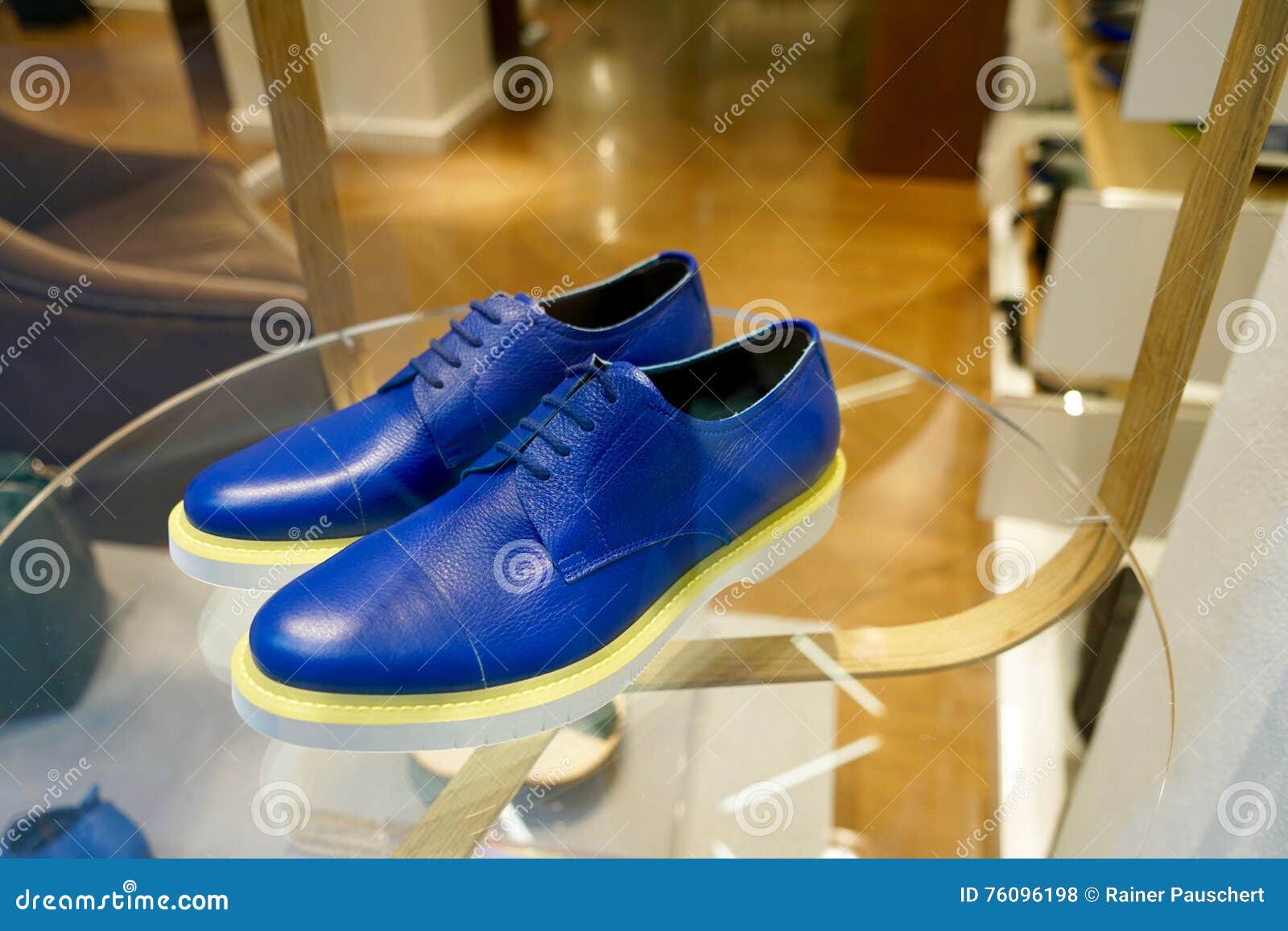 Blaue Schuhe Mit Weiss Gelben Sohlen Stockfoto Bild Von Gelben Blaue