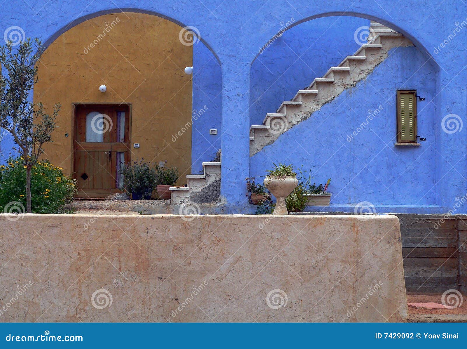 Blaue und braune Wand stockfoto. Bild von lichtbogen, außen - 7429092