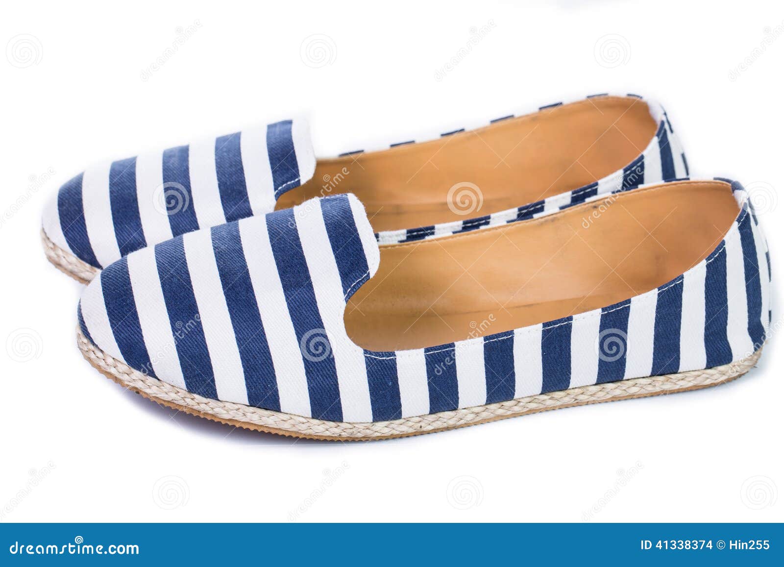 Blaue und weiße Farbsandaleschuhe. Blaue und weiße Farbsandale beschuht lokalisiertes weißes blackground