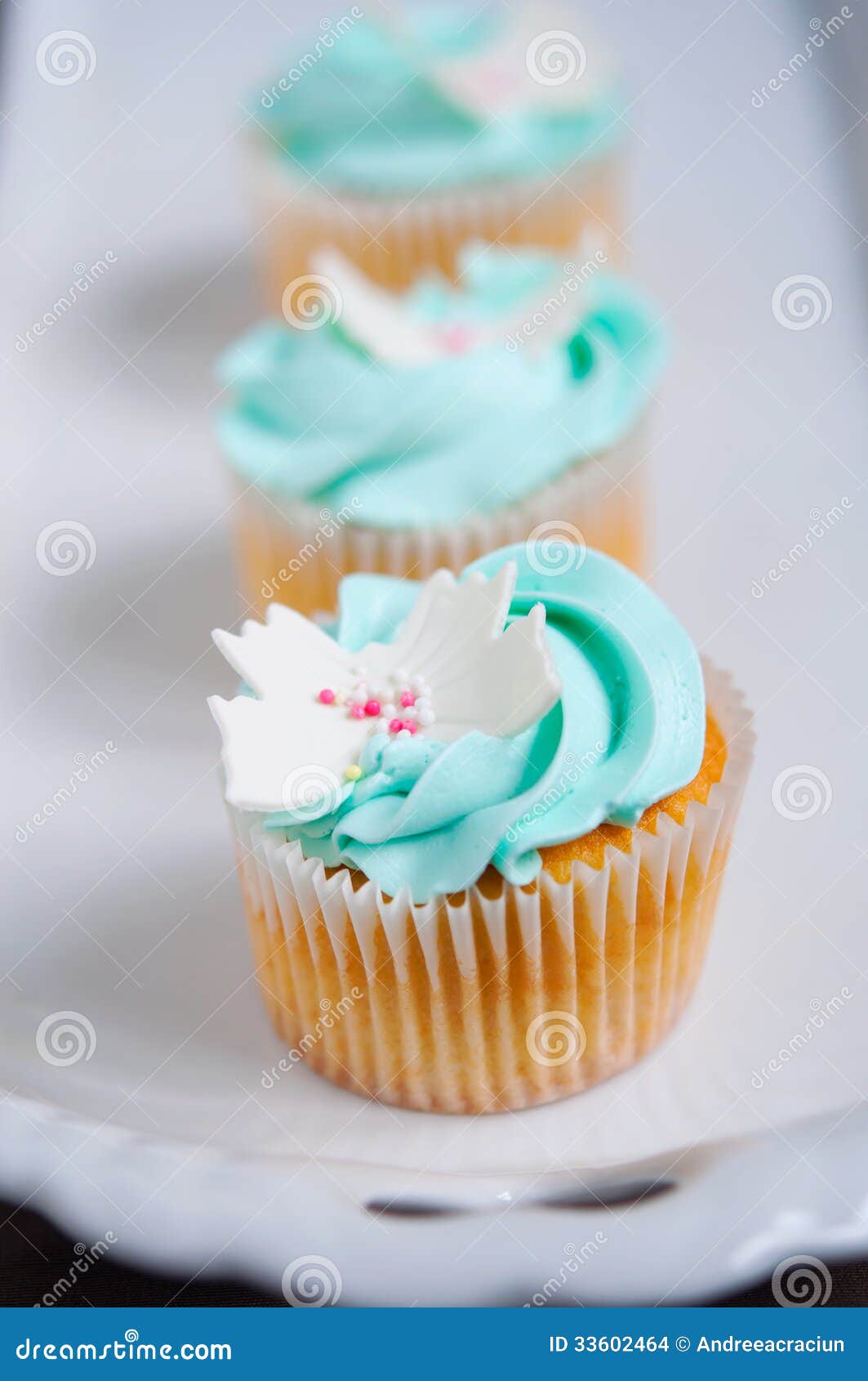 Blaue Vanillekleine Kuchen Auf Stand Stockfoto - Bild von stand, kuchen