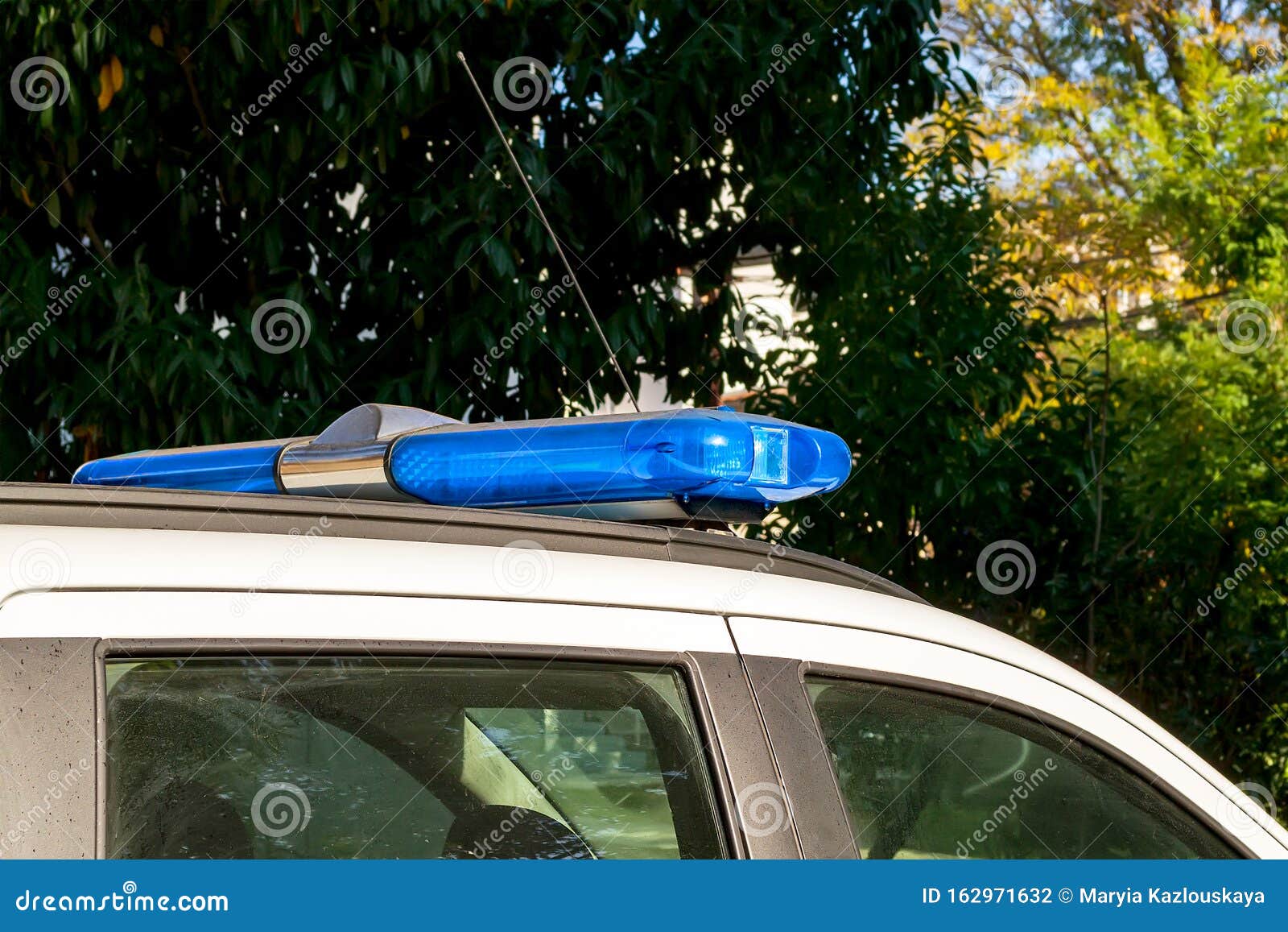 Blaue Warnleuchte Auf Einem Polizei- Oder Notrufwagen Dach Auf Einem Weißen  Fahrzeug Montiert Leuchtpult Notbeleuchtung Stockfoto - Bild von  sicherheit, patrouille: 162971632