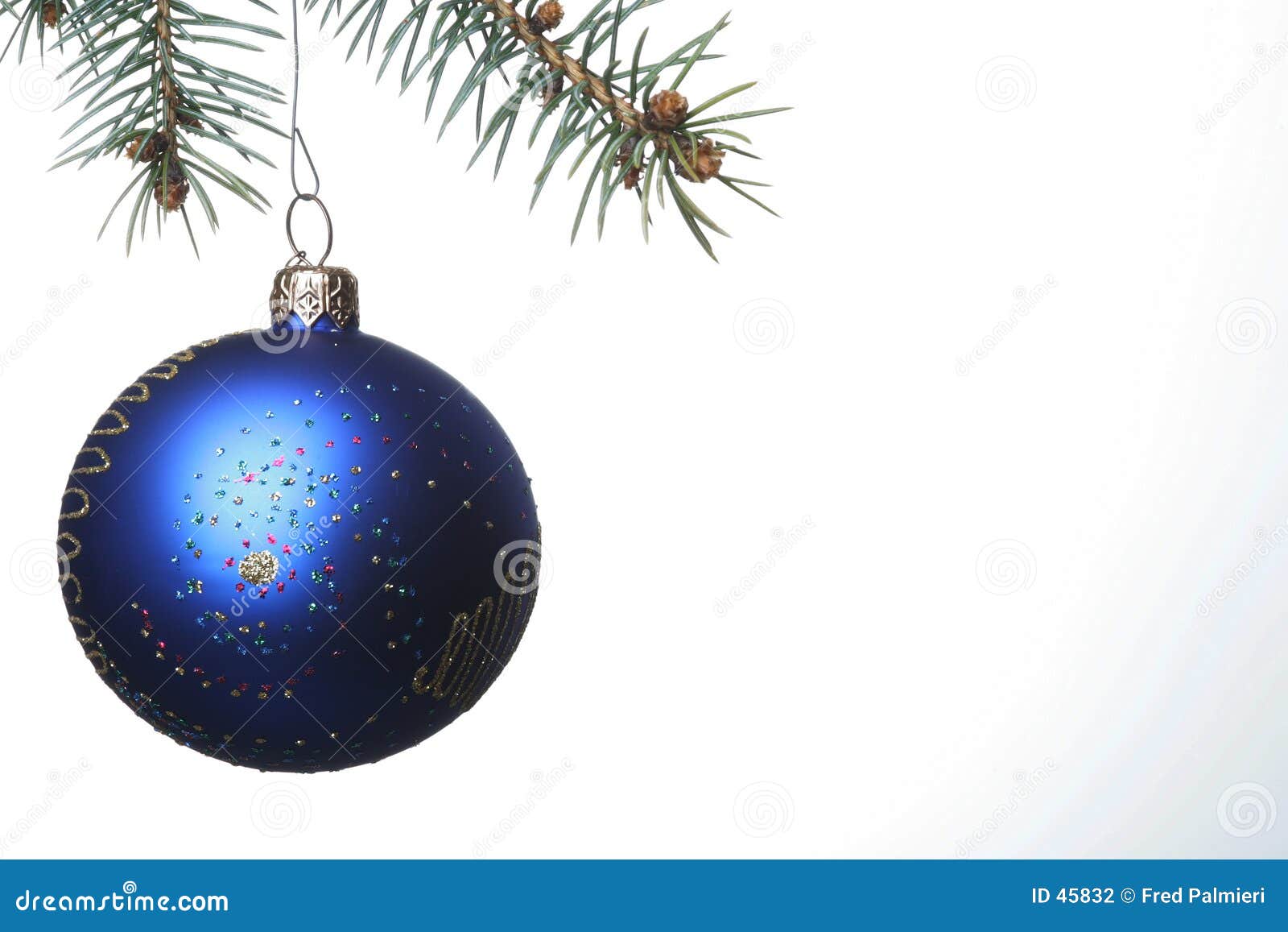 Blaue Weihnachtskugel stockfoto. Bild von feiertag, kiefer 45832