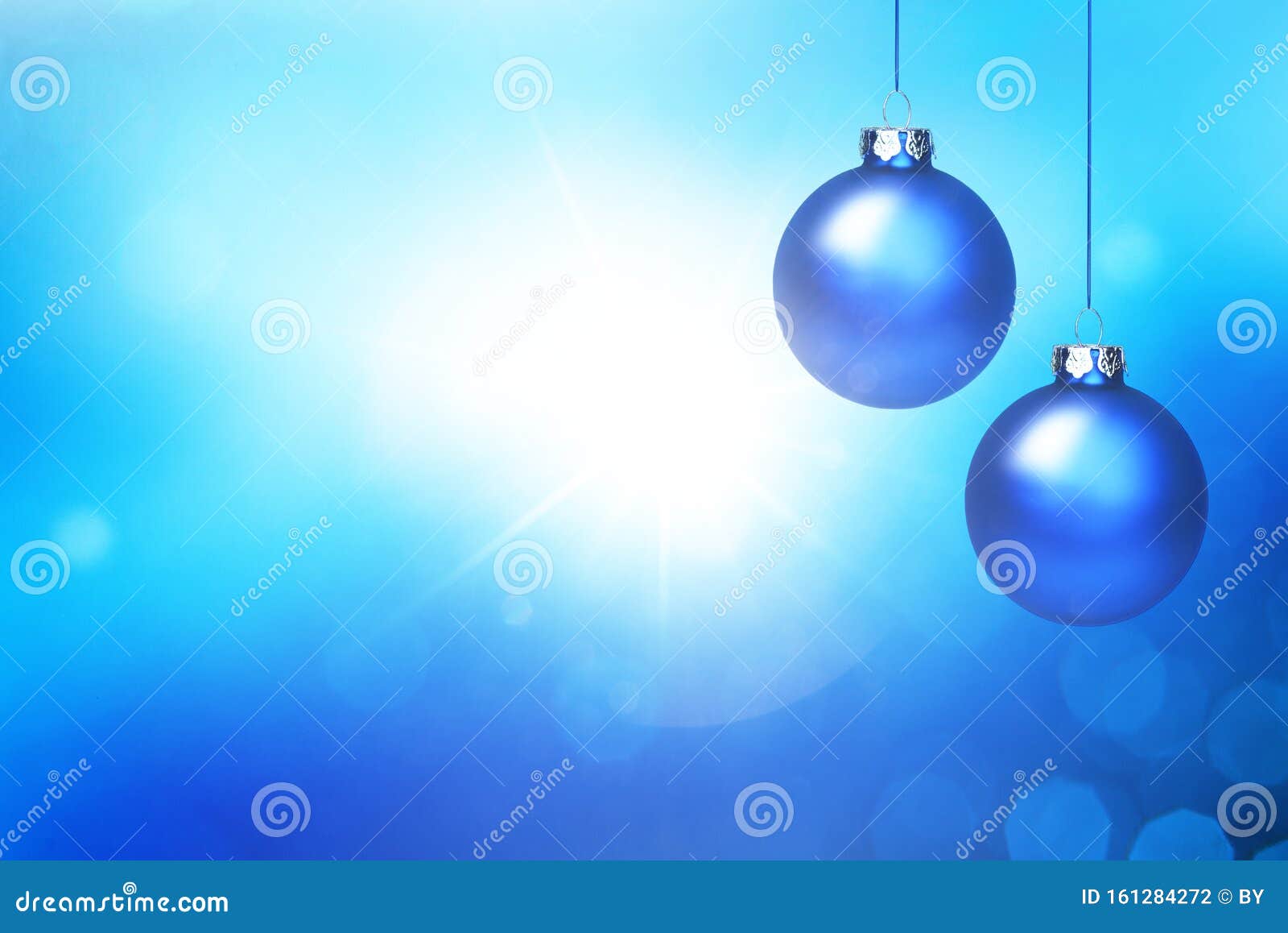 blaue weihnachtskugeln auf blauem hintergrund