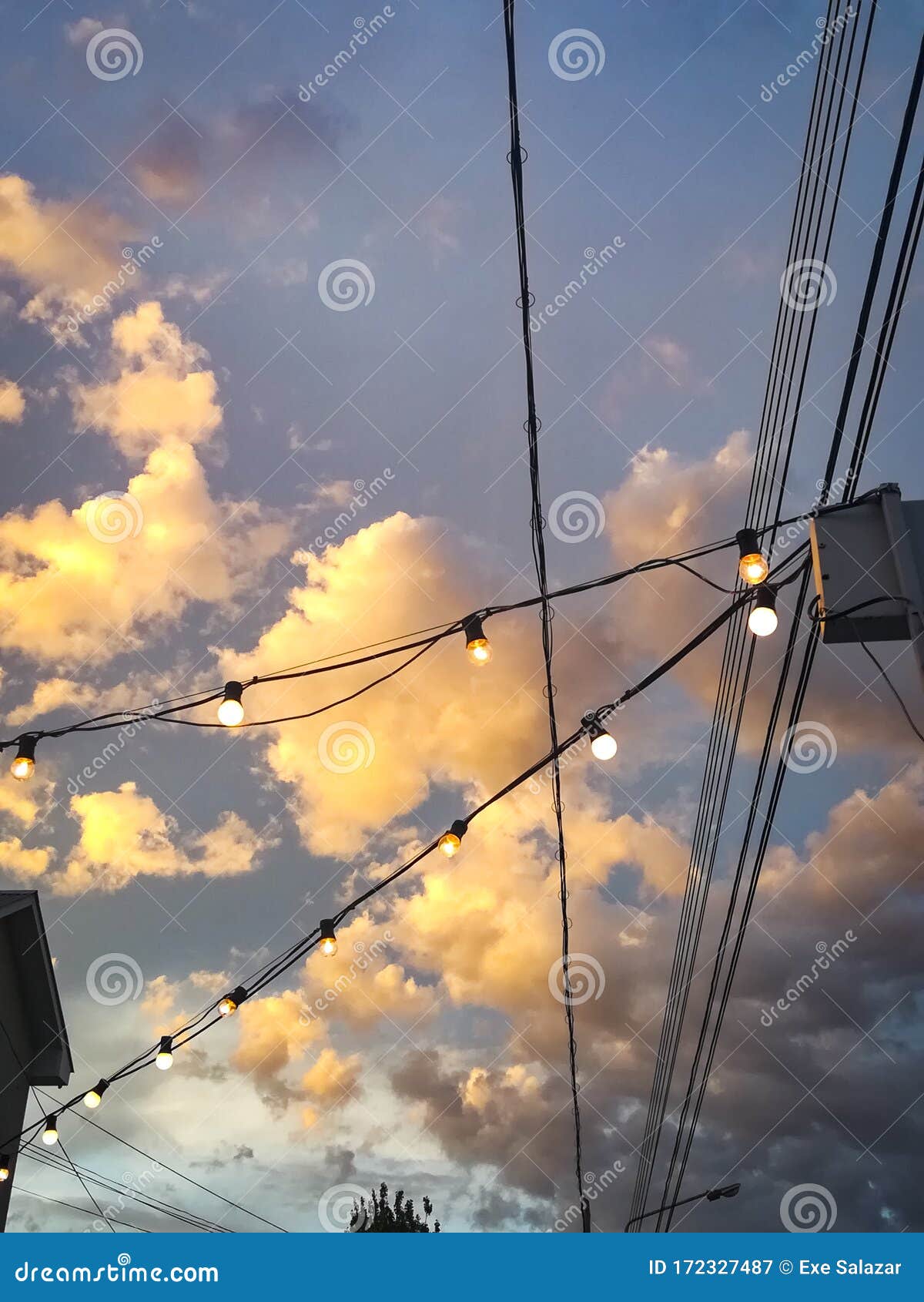 Blauer Himmel Mit Asthetischer Tumblr Hintergrunds Hintergrundbild Des Rosas Und Orange Bewolkung Mit Feenhaften Lichtern Stockbild Bild Von Wolke Dekoration 172327487