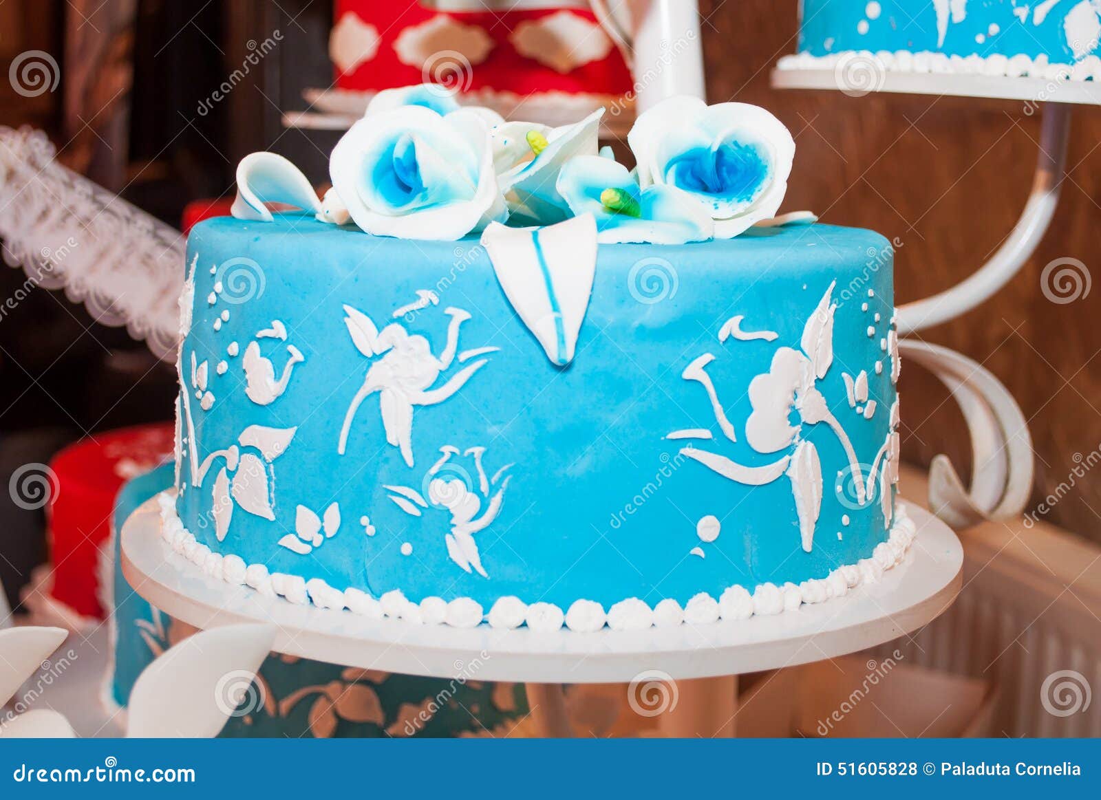 Blauer Kuchen stockfoto. Bild von glück, zeremonie, buttermilch - 51605828