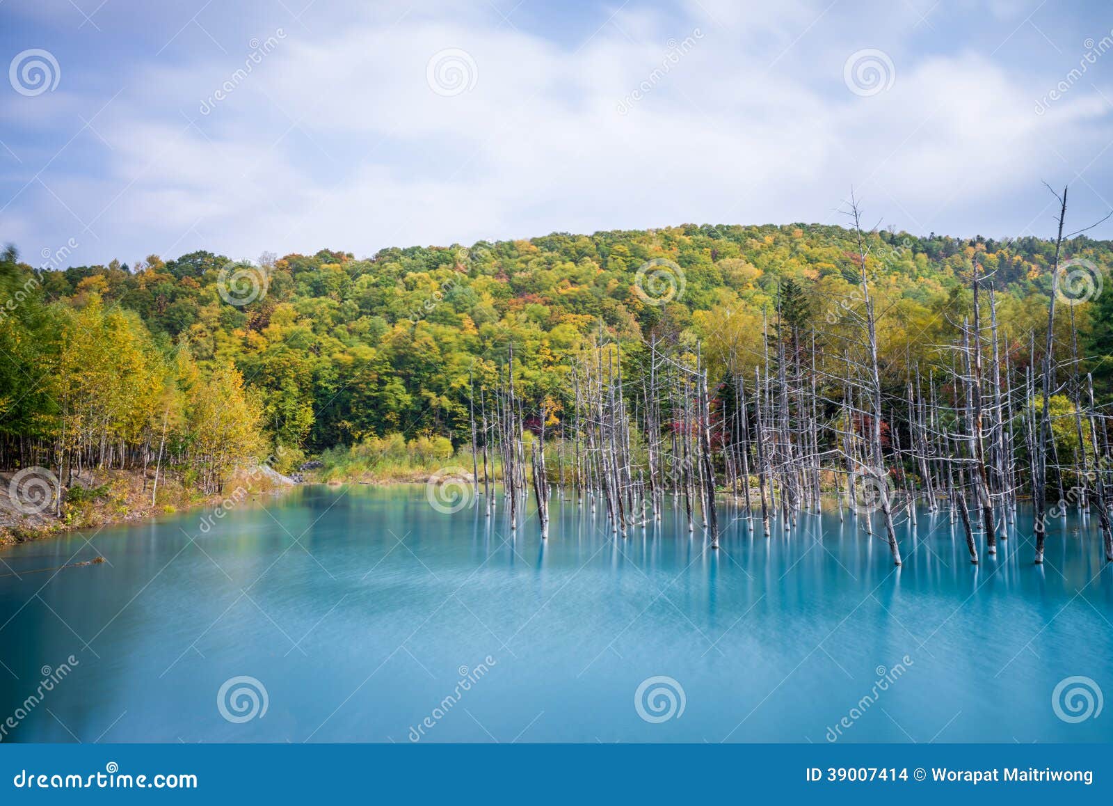 Blauer Teich in Hokkaido stockfoto. Bild von berge, jahreszeit 39007414