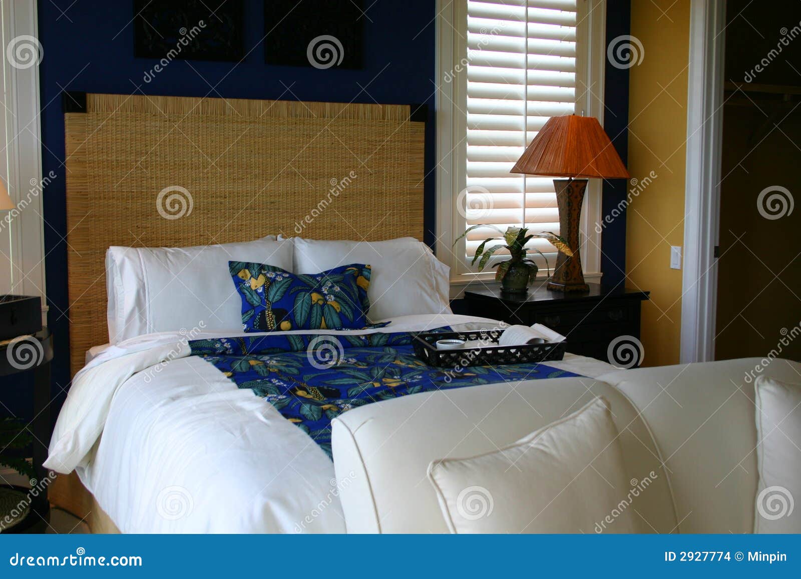 Blauer Und Weißer Gast-Raum Stockfoto - Bild von blau, lampe: 2927774