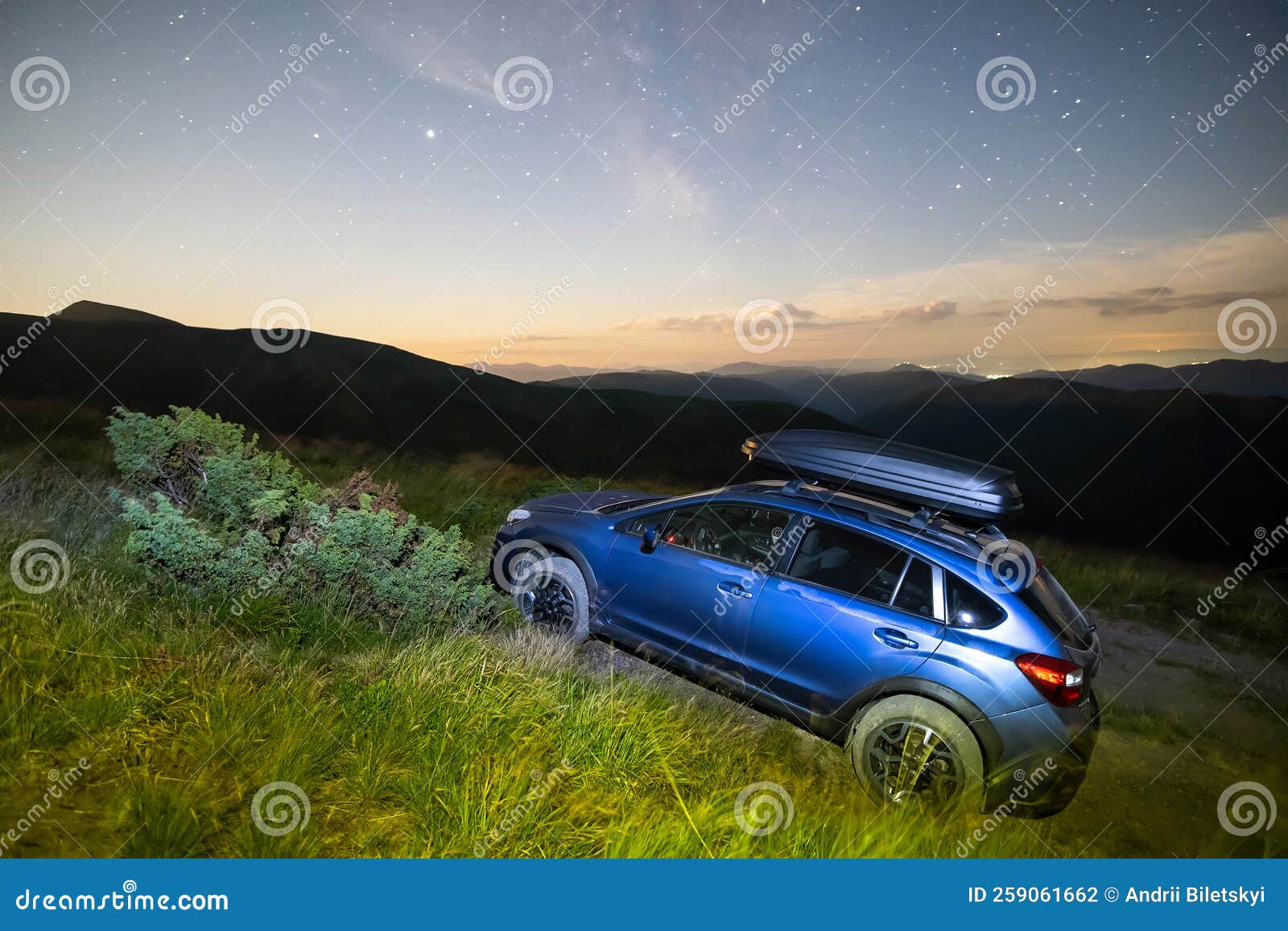 Blaues Offroad-Auto Mit Dachkofferraum Auf Dem Hintergrund Eines Sehr  Schönen Nachts Sternenhimmel Nach Sonnenuntergang. Freiheit Stockfoto -  Bild von astrologie, sonnenuntergang: 259061662