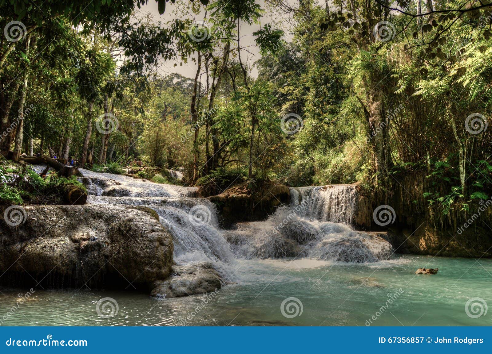 Blaues Pool bei Kuang Si Waterfalls. Kuang Si Waterfalls, ist ein Wasserfall mit drei Reihen ungefähr 29 Kilometer (18 MI) südlich Luang Prabangs August 2012 in Tat Kuang Si, Laos DEZEMBER: Kuang Si Falls am 9 Diese führen zu den Hauptfall mit 60 Metern (200 ft) kaskadieren