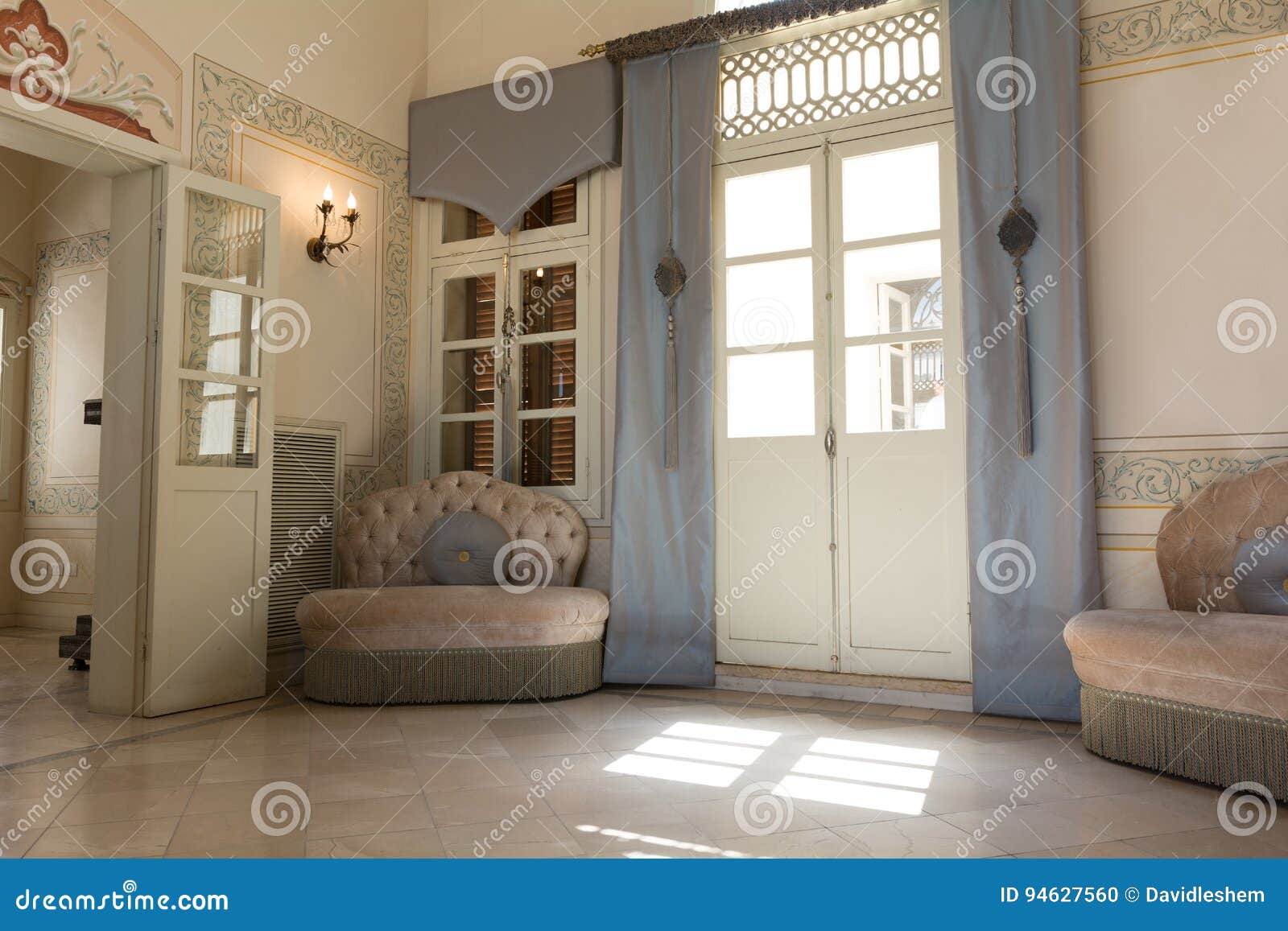 Blaues Wohnzimmer stockfoto. Bild von innen, klassisch - 94627560