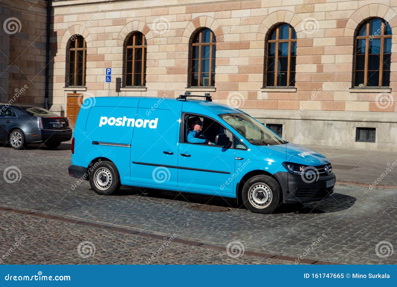 Blauw Caddy Van Car Van Het Postbedrijf Dat Pakketten in De Straten Van Levert Redactionele Afbeelding - Image of vracht, mededeling: 161747665