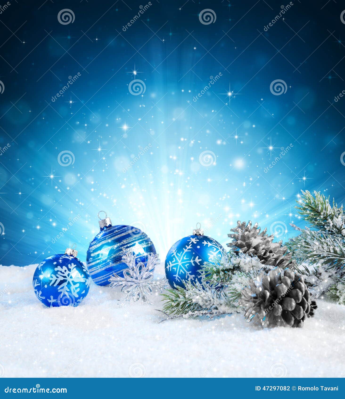 Blauwe ballen op sneeuw stock foto. Image of winter, versiering - 47297082