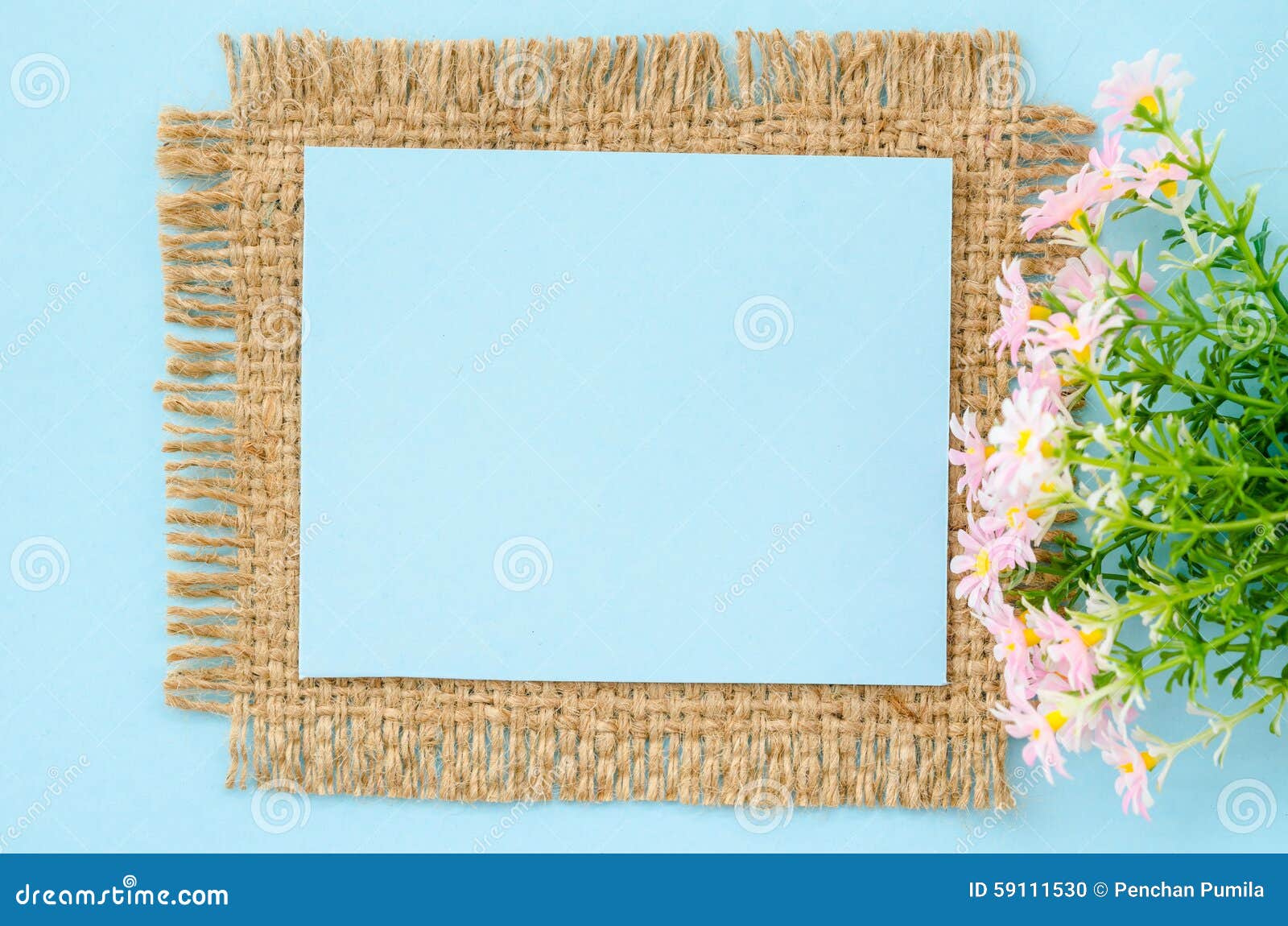 Blauwe document lege markering met bloem op zakachtergrond voor uw tekst