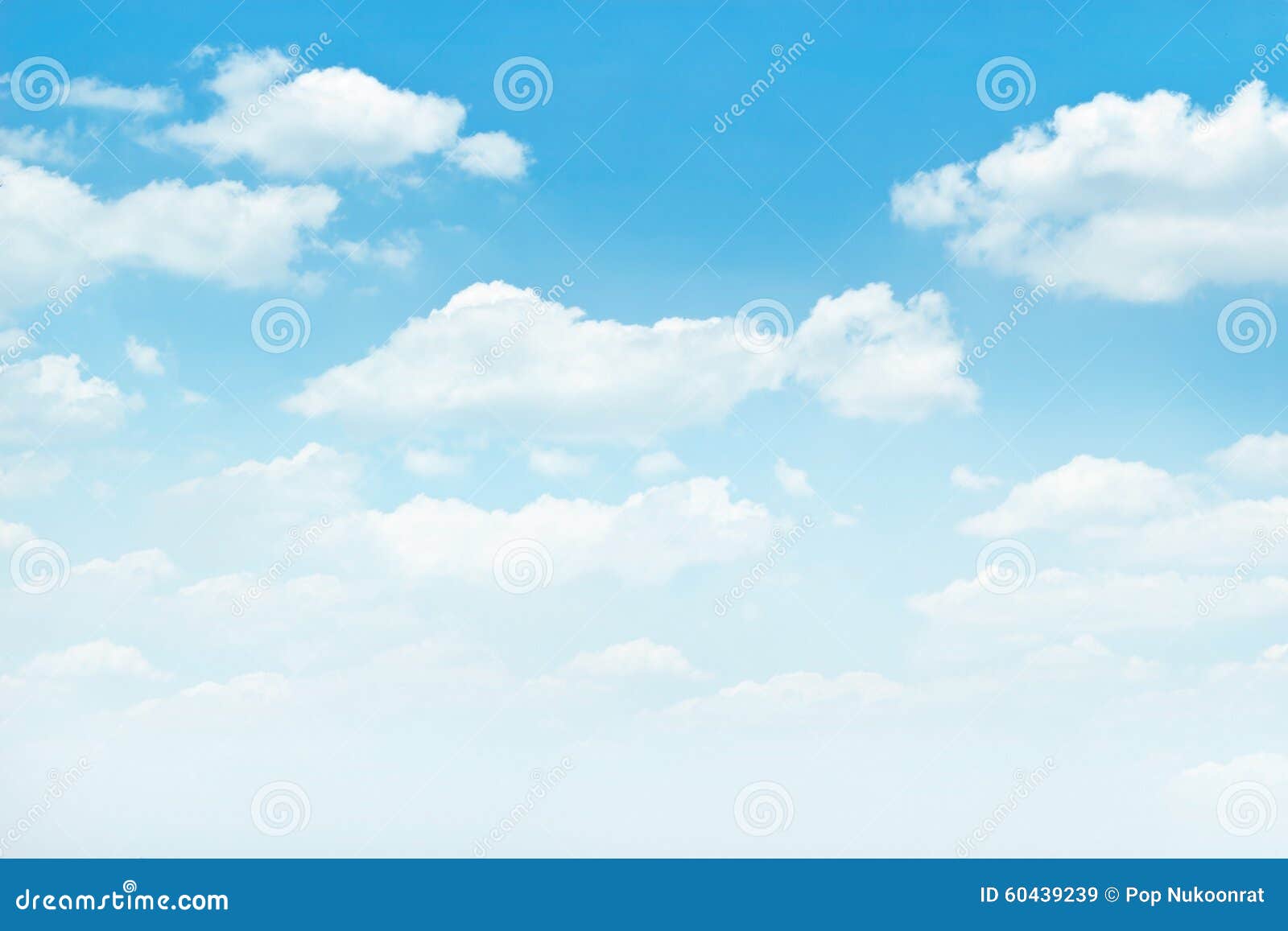 Blauwe hemel met witte wolkenachtergrond