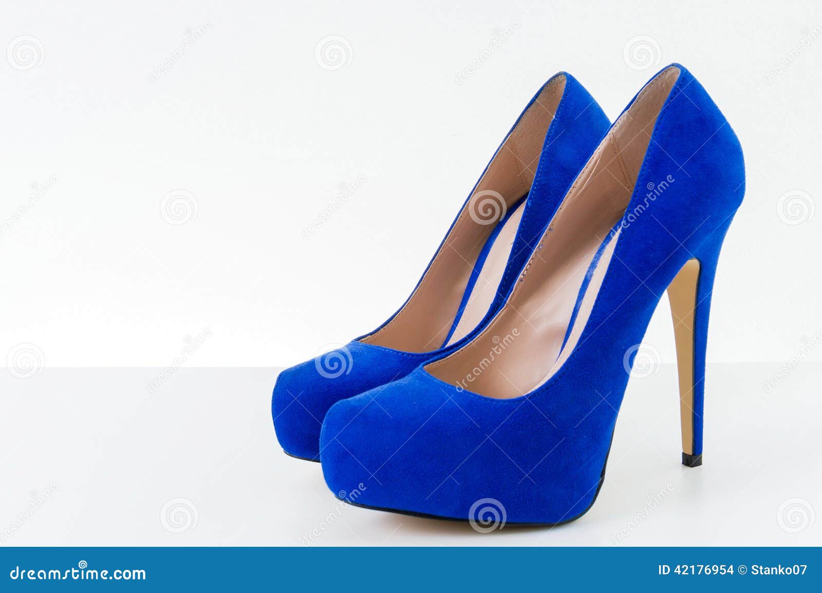 Blauwe hoge hielschoenen stock foto. Image of modieus - 42176954