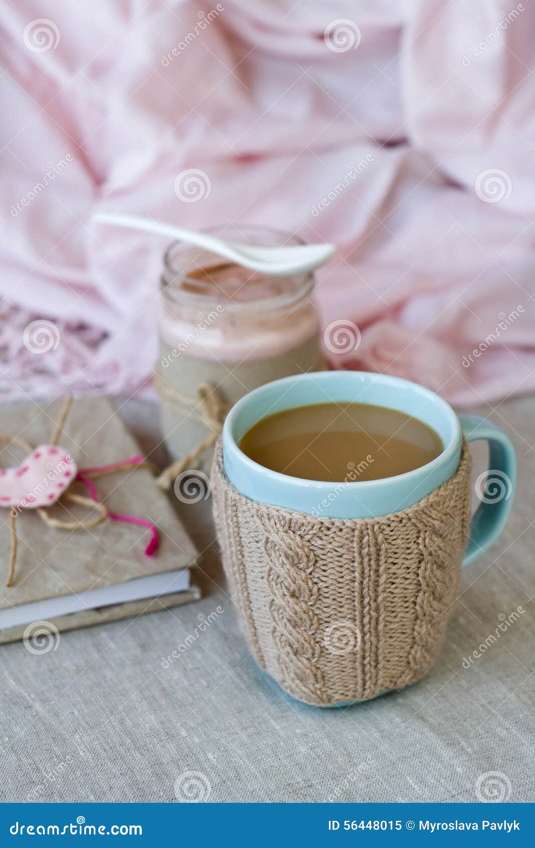 Blauwe kop van koffie in Gebreide sweater, eigengemaakte bessenyoghurt, uitstekend notitieboekje voor verslagen