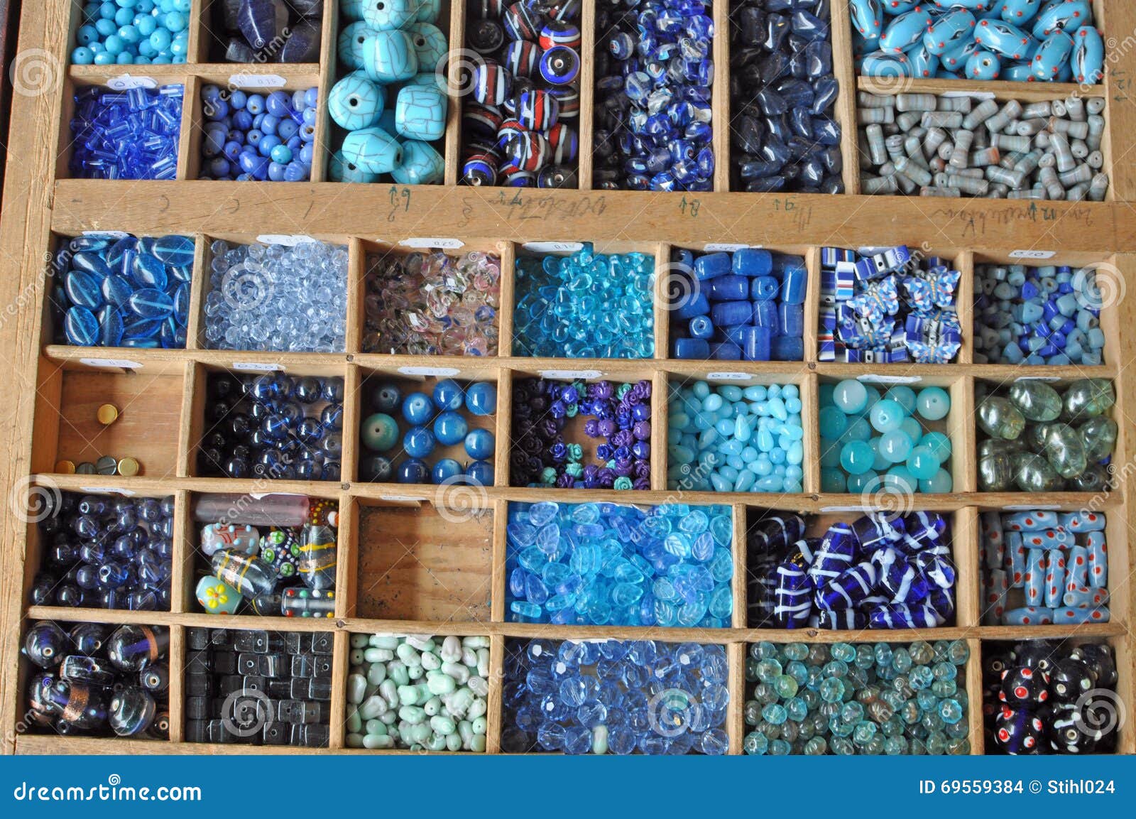 Welvarend Terzijde ondergeschikt Blauwe parels en parels stock foto. Image of juwelen - 69559384