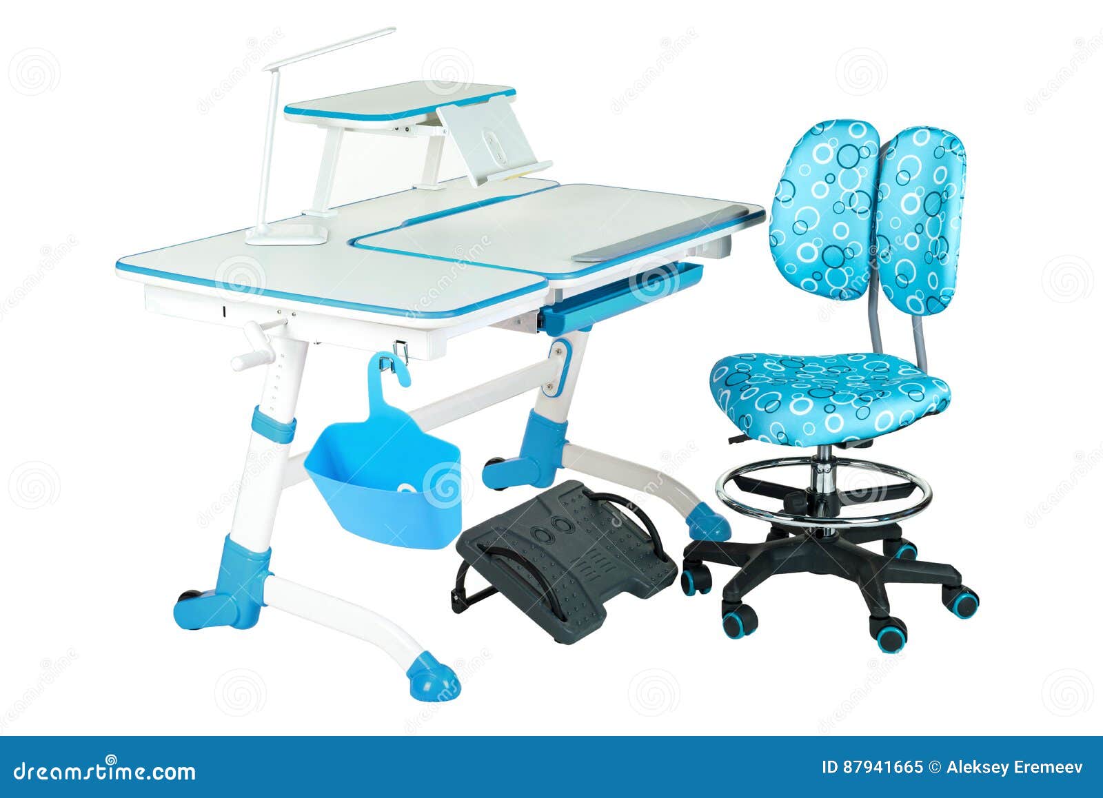 Blauwe stoel, schoolbank, blauwe mand, bureaulamp en zwarte steun onder benen. Blauwe stoel, schoollijst, blauwe mand, bureaulamp en zwarte steun onder benen op de wit geïsoleerde achtergrond