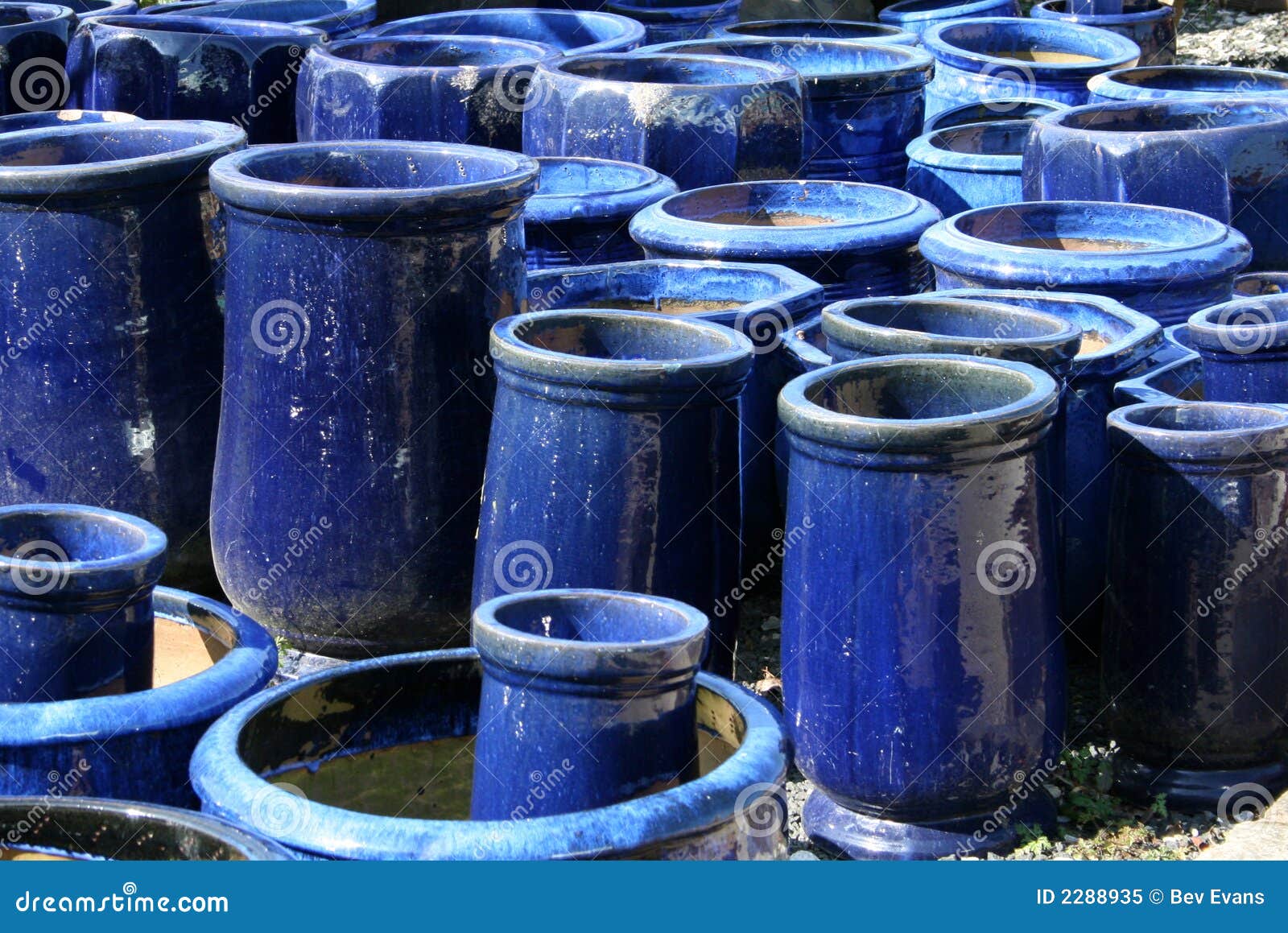 leerboek Explosieven Verkeerd Blauwe tuinpotten stock afbeelding. Image of potten, containers - 2288935