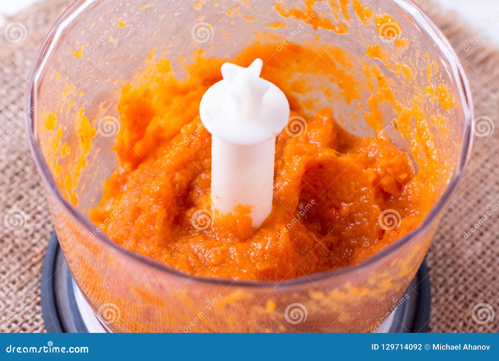 https://thumbs.dreamstime.com/z/blender-pumpkin-puree-cooking-129714092.jpg