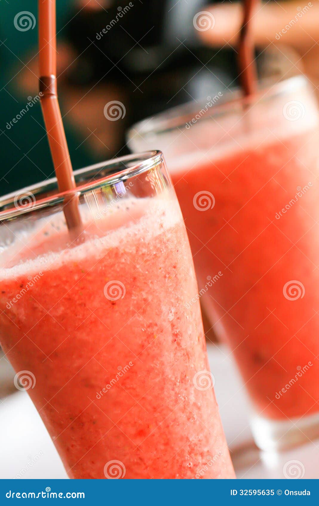 Blending strawberry juice stock image. Image of healthy 32595635