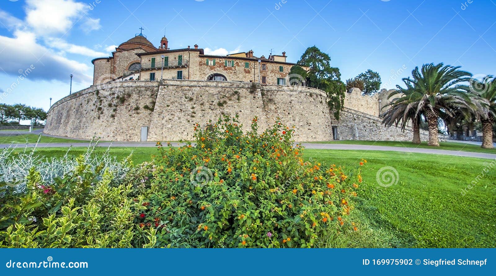 blick auf die altstadt von castiglione del laga italien