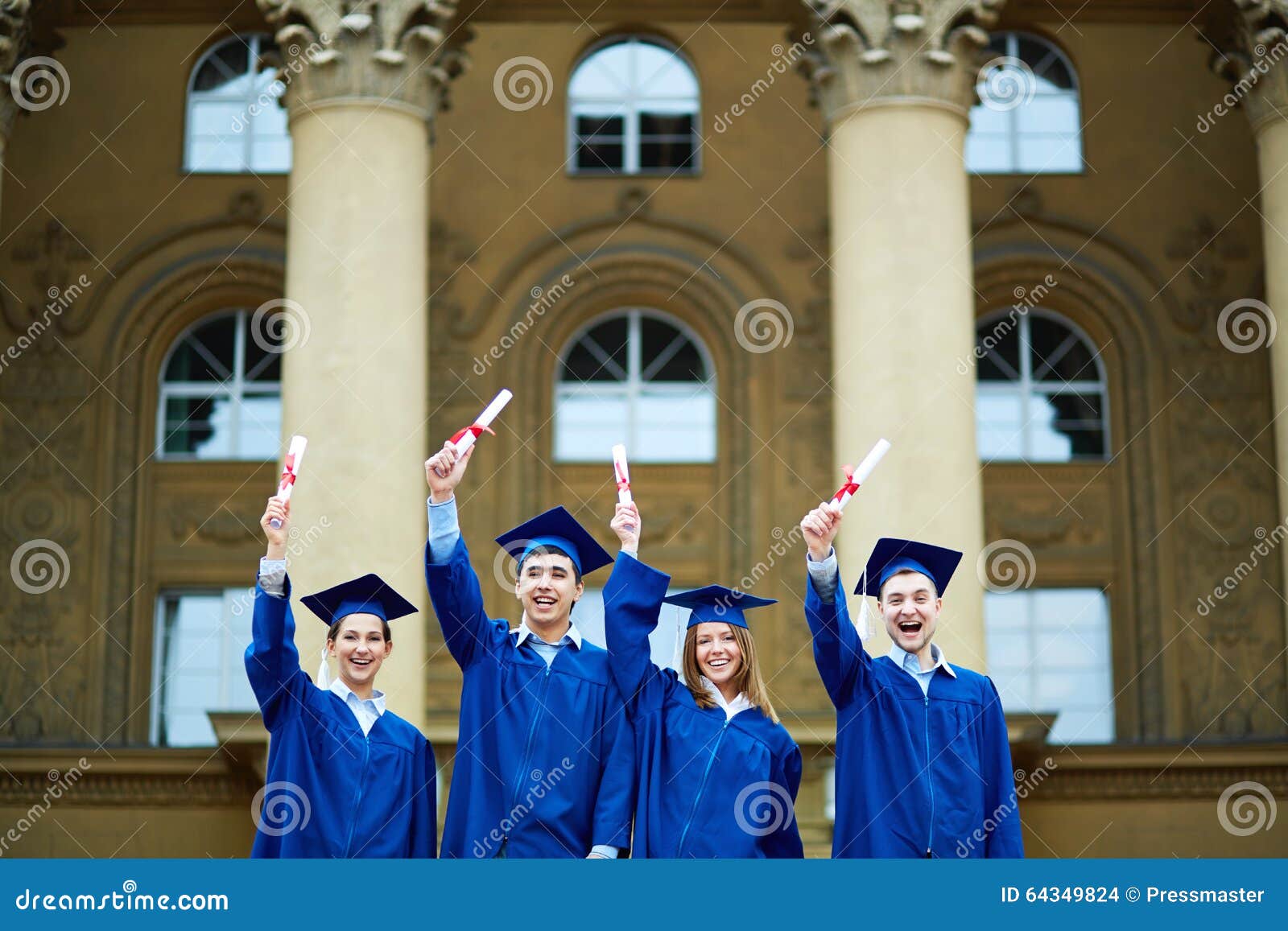 Blije gediplomeerden. Groep extatische studenten in graduatietoga's die zich door universiteit bevinden