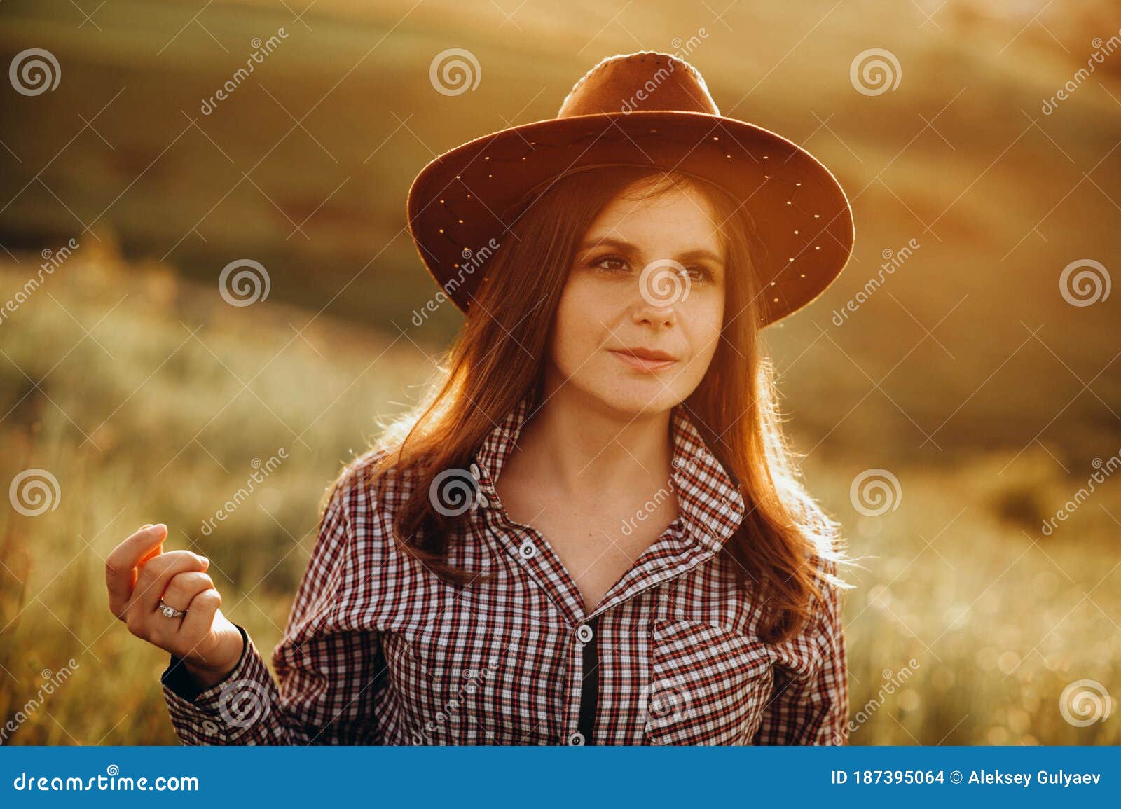 Perceptie Praktisch Bonus Blije Zomermeid in Het Veld Op Zonsondergang in Een Cowboy Hoed En Shirt in  De Stijl Van Amerikaanse Cowboys Uit Texas Stock Foto - Image of  platteland, lichaam: 187395064