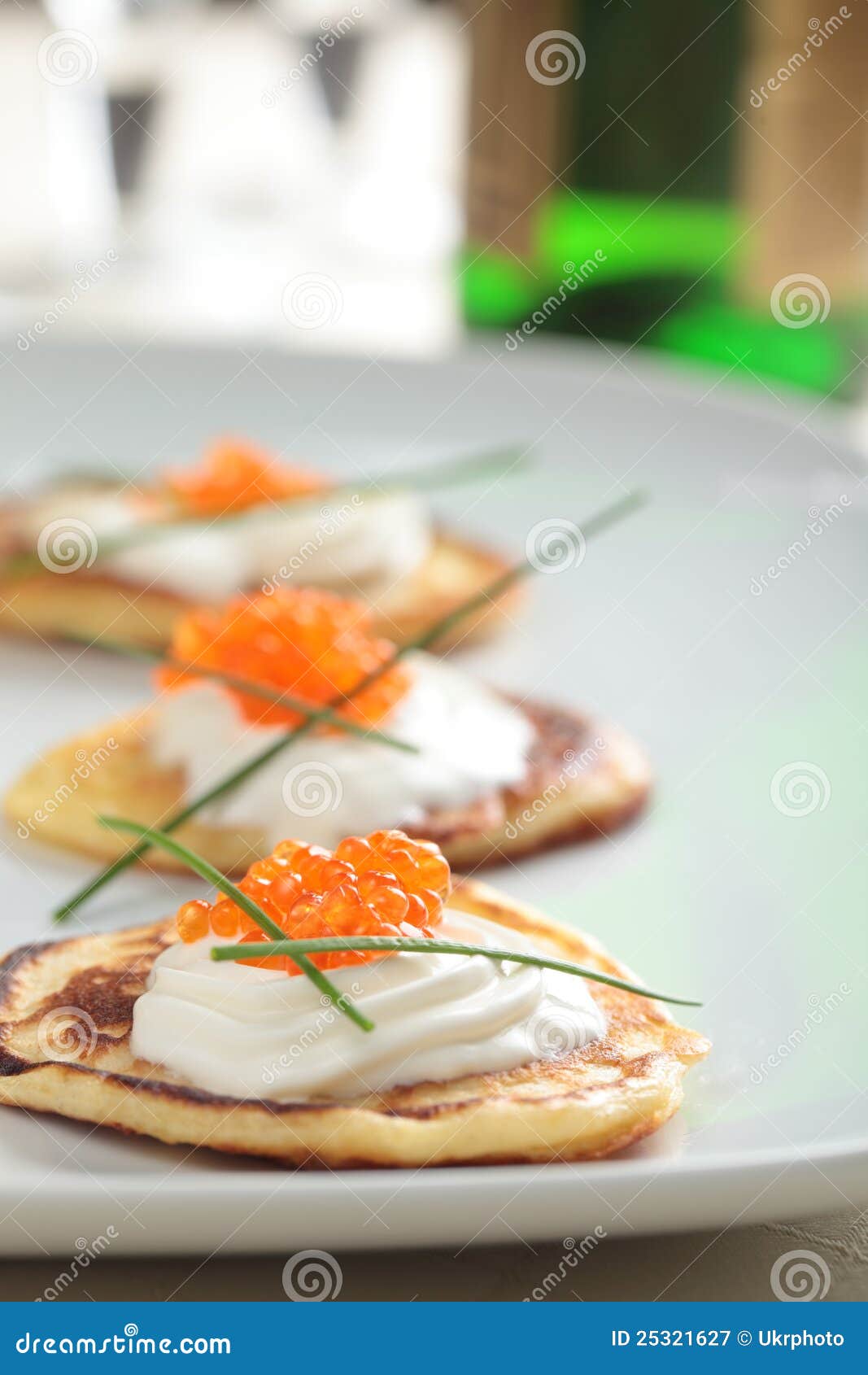 Blinis mit Kaviar stockbild. Bild von russisch, woche - 25321627