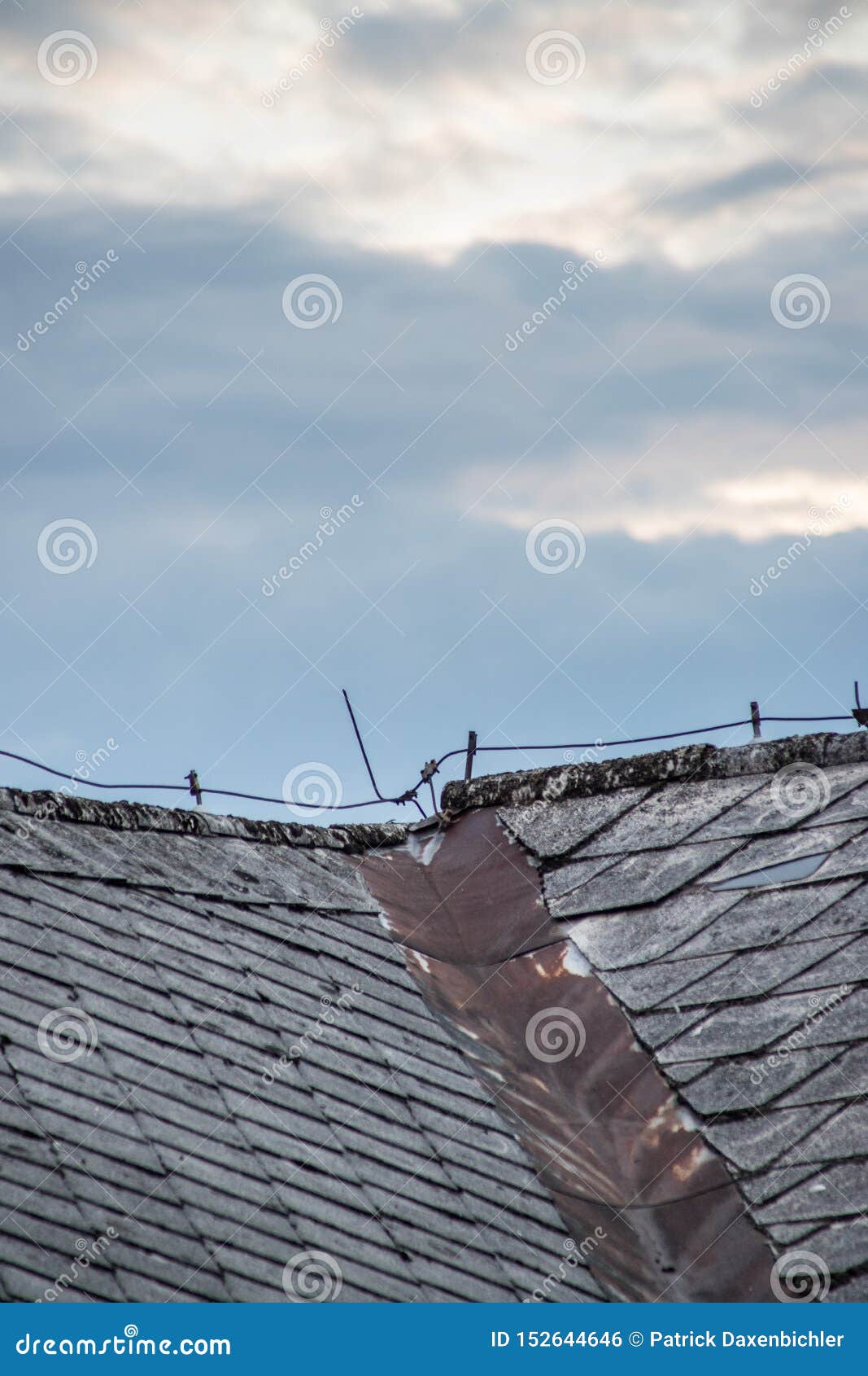 Blitzableiter Auf Dem Dach Eines Alten Hauses Stockfoto - Bild von  hausdach, gestänge: 152644646