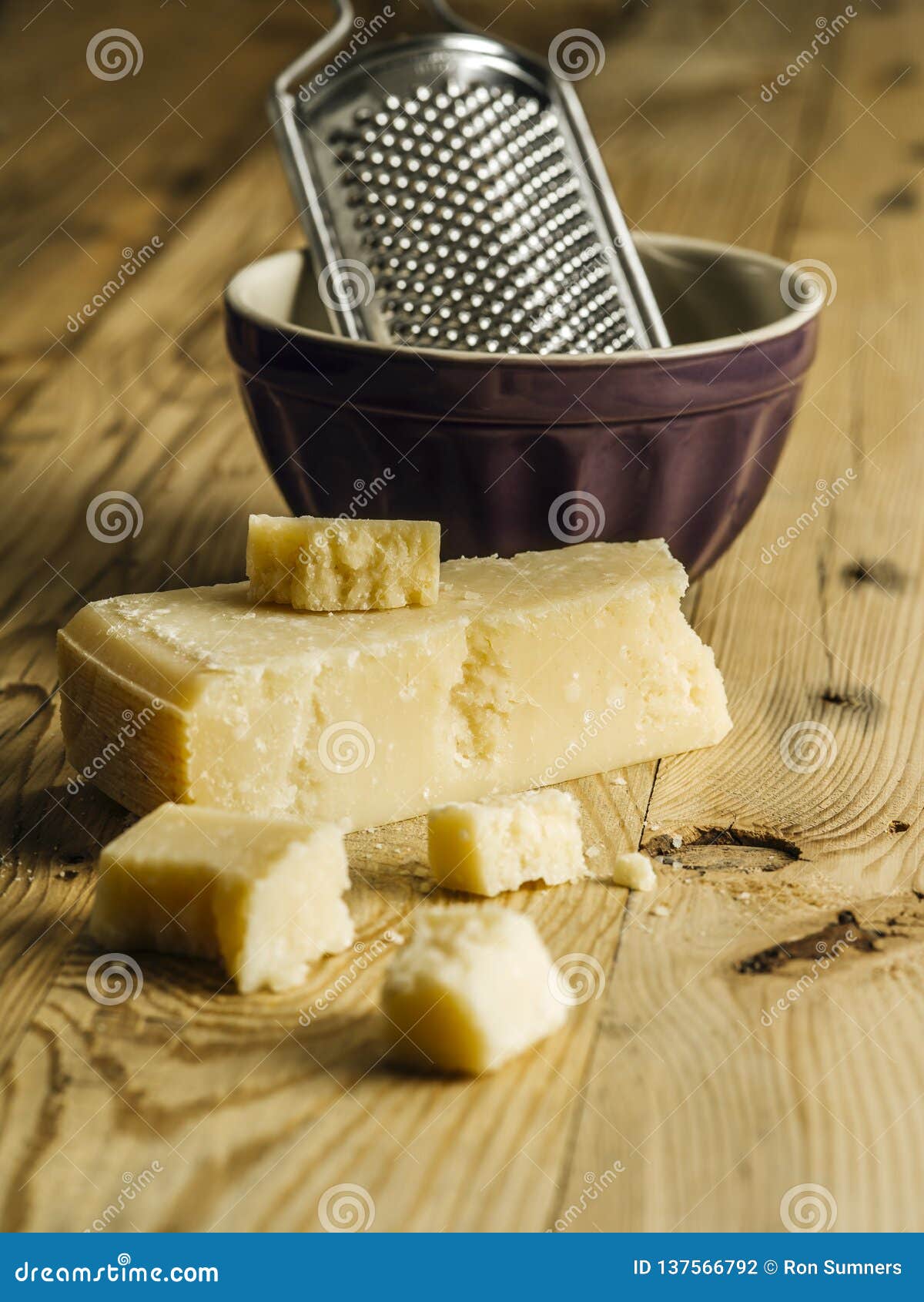 Blocco Di Parmigiano E Di Grattugia Fotografia Stock - Immagine di  tradizionale, latteria: 137566792