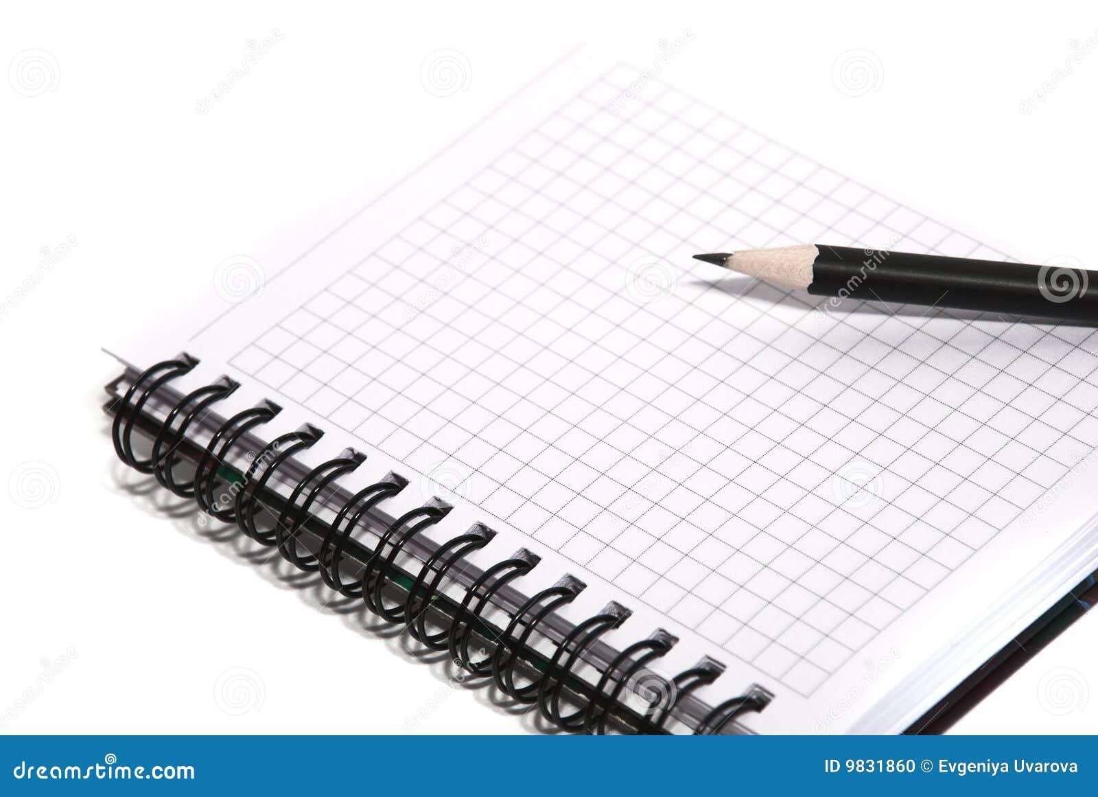 Bloco de notas e lápis em um fundo branco