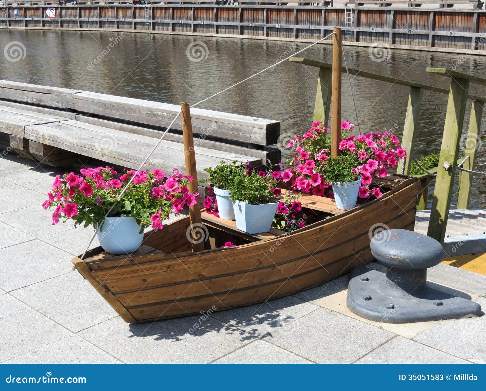 Bloemenboot. Houten boot met bloemen dichtbij rivier