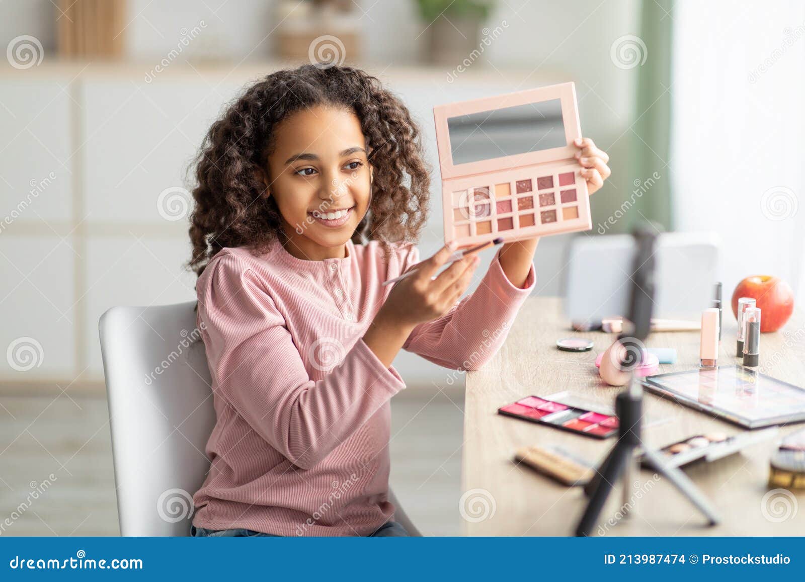 Fille Adolescente Avec Palette De Maquillage