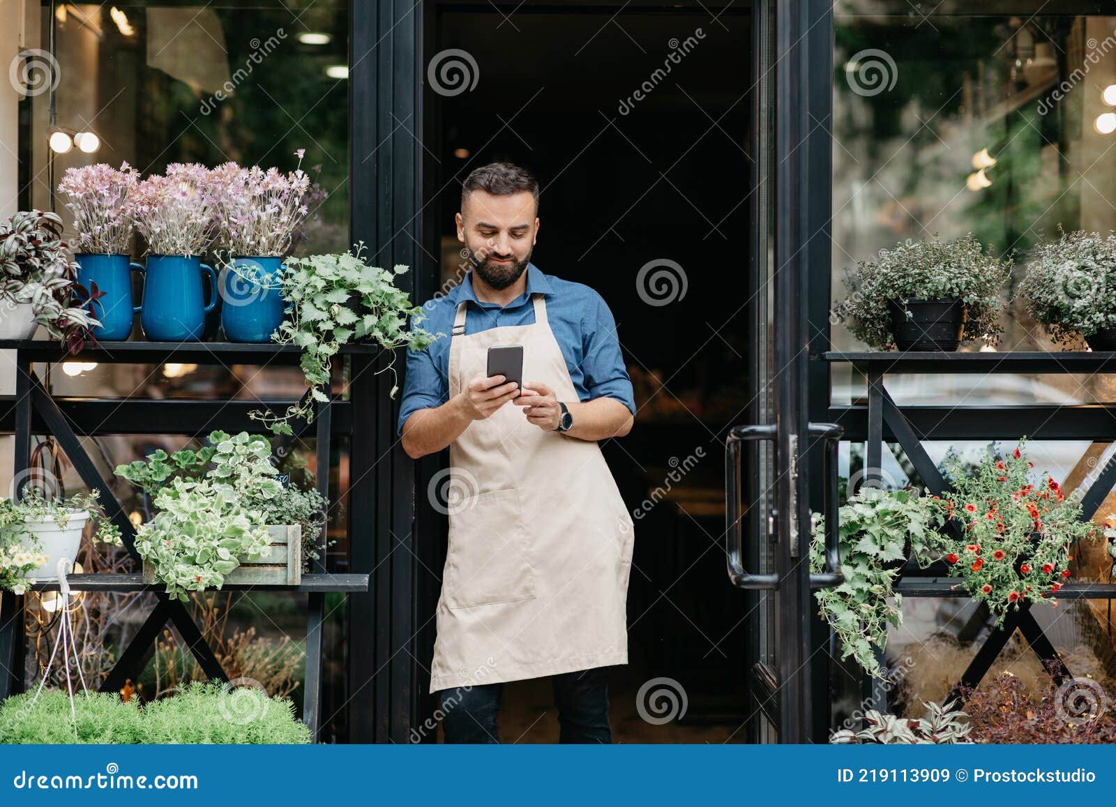 Blog En Ligne Sur Les Fleurs Travail De Fleuriste Dans Le Studio Moderne Et  La Commande De Bouquet Image stock - Image du moderne, jeune: 219113909