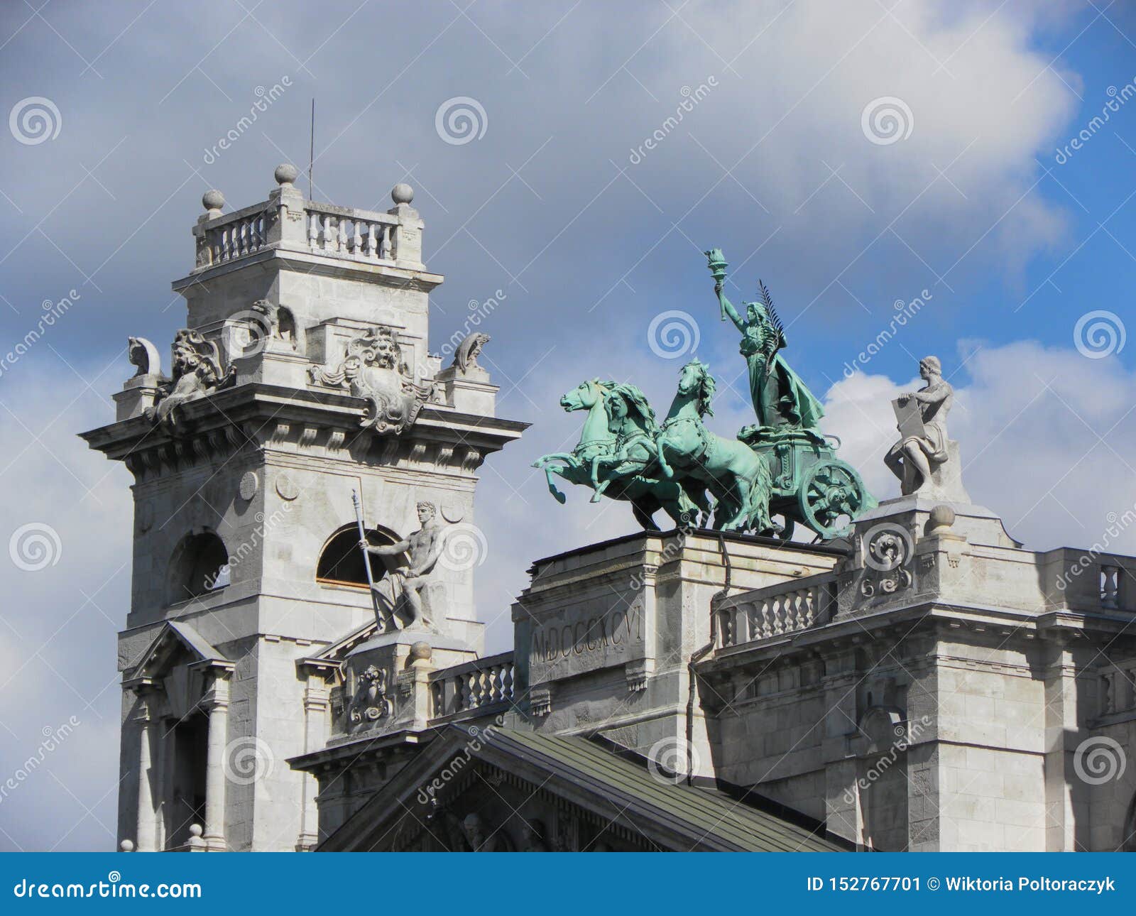 Blokkenwagenstandbeeld met Nike Boedapest, Hongarije. Blokkenwagenstandbeeld met Nike Boedapest, Digitale camera, blokkenwagen, standbeeld, Boedapest, Hongarije, de bouw, architectuur, nike, hemel, monument, engel, pijler, sightseeing, neo-Romaanse vakantie,