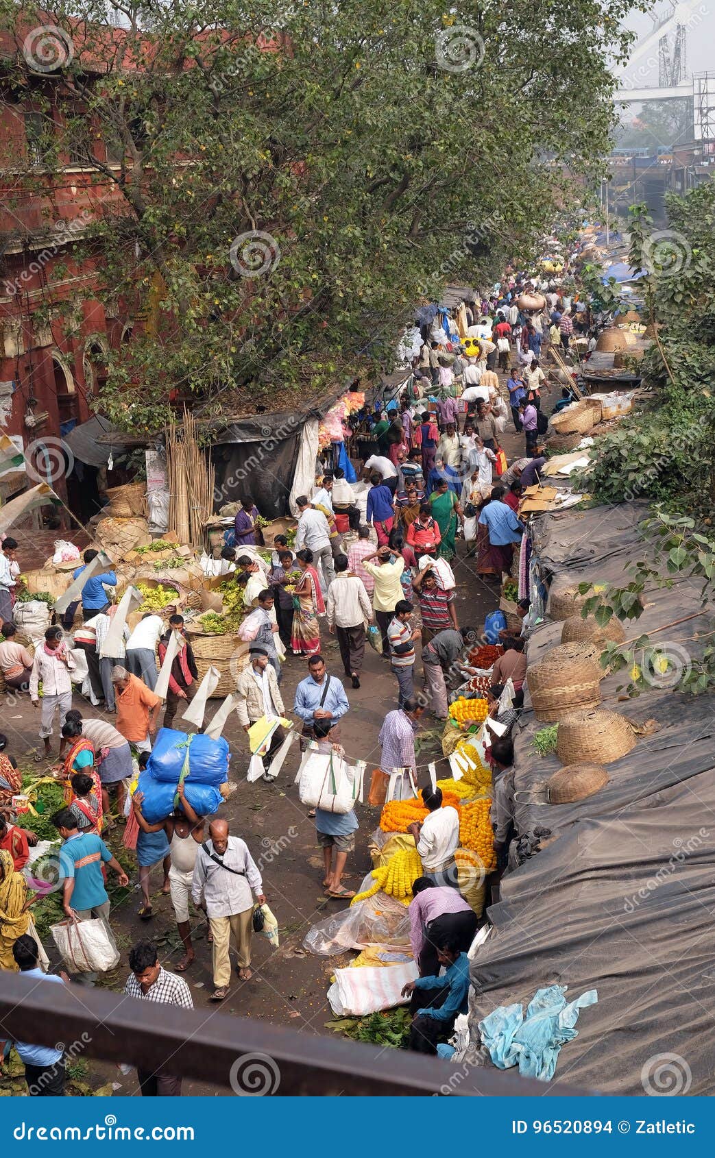 Blomma kolkatamarknaden. Folket som köper och säljer blommor och girlander på blomman, marknadsför i Kolkata, västra Bengal, Indien