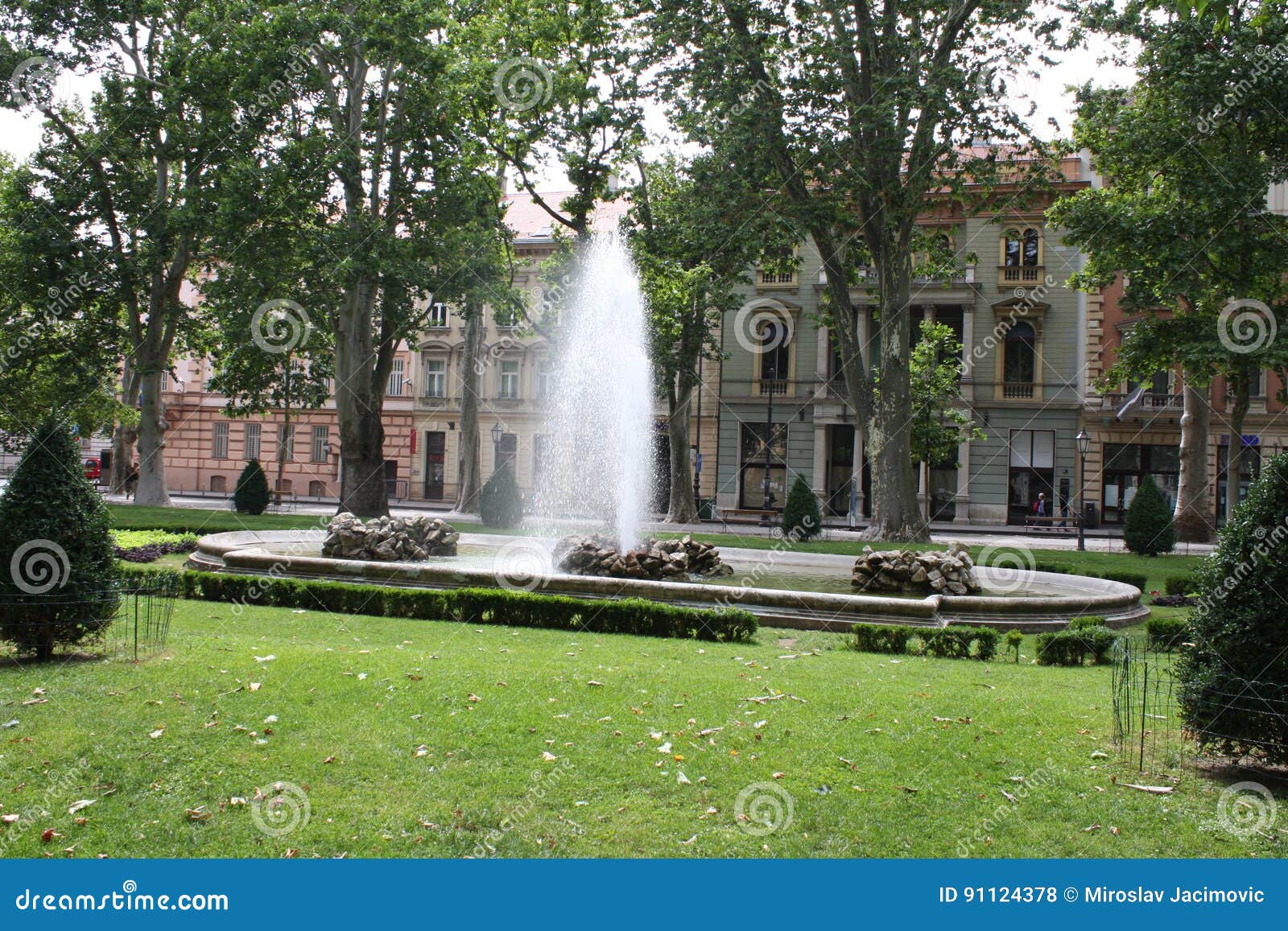 Zagreb Kroatien: februari 17 2017 - Blommor parkerar in av staden av Zagreb