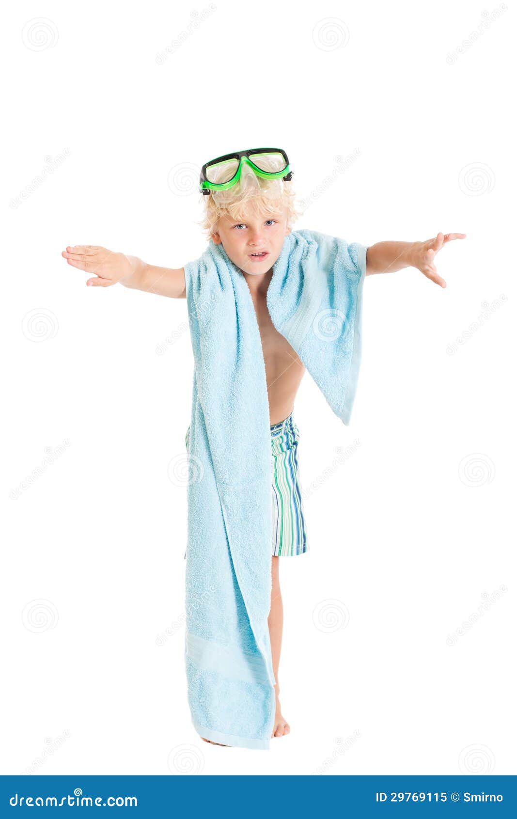 Прикрылась полотенцем. Мальчик в полотенце. Юная прикрывается полотенцем. Ребенок в полотенце и очках. Фотосессия ребенка в полотенце.